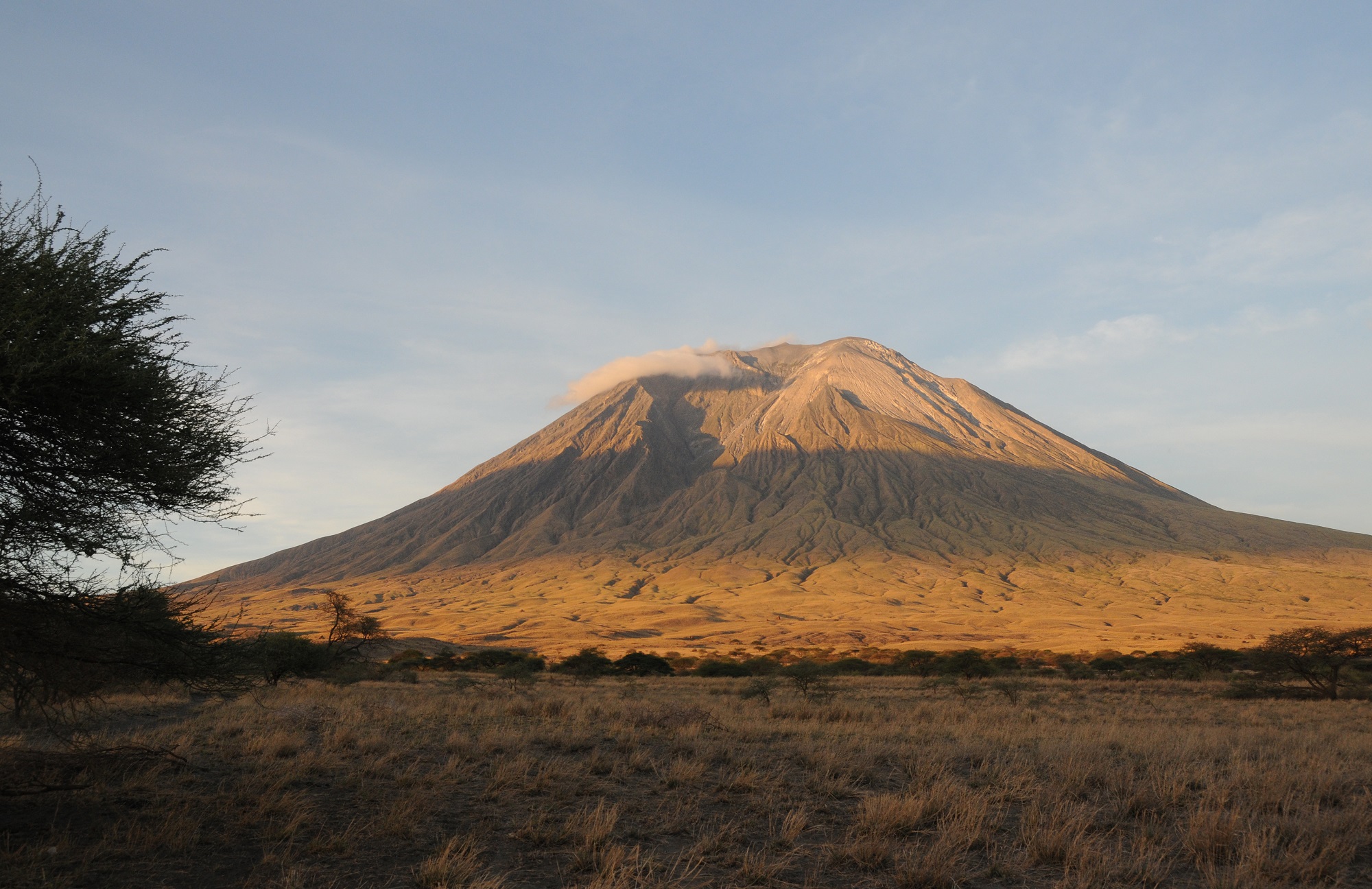 il vulcano sacro dei masai all'alba