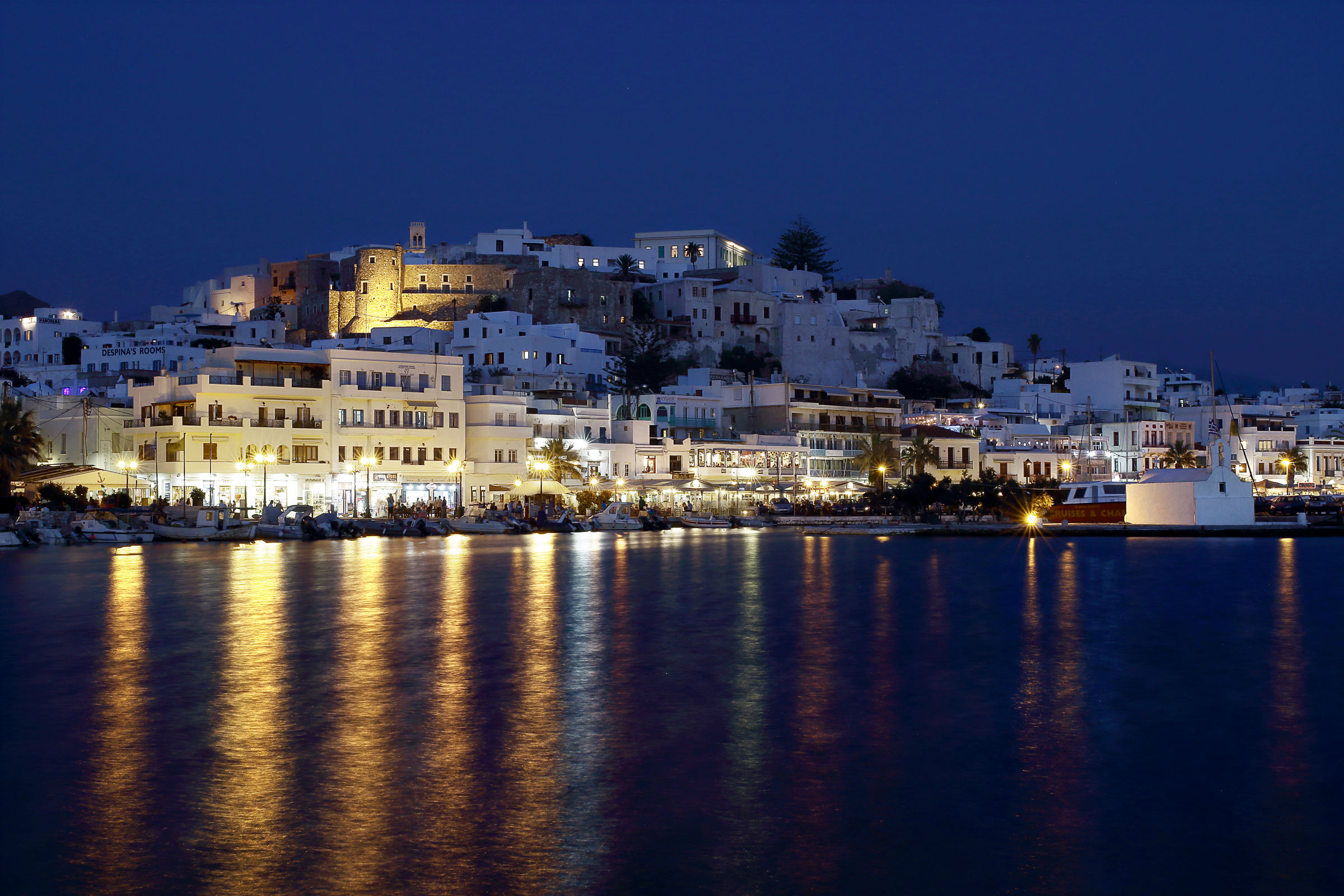 Il porto di Naxos appena dopo il tramonto