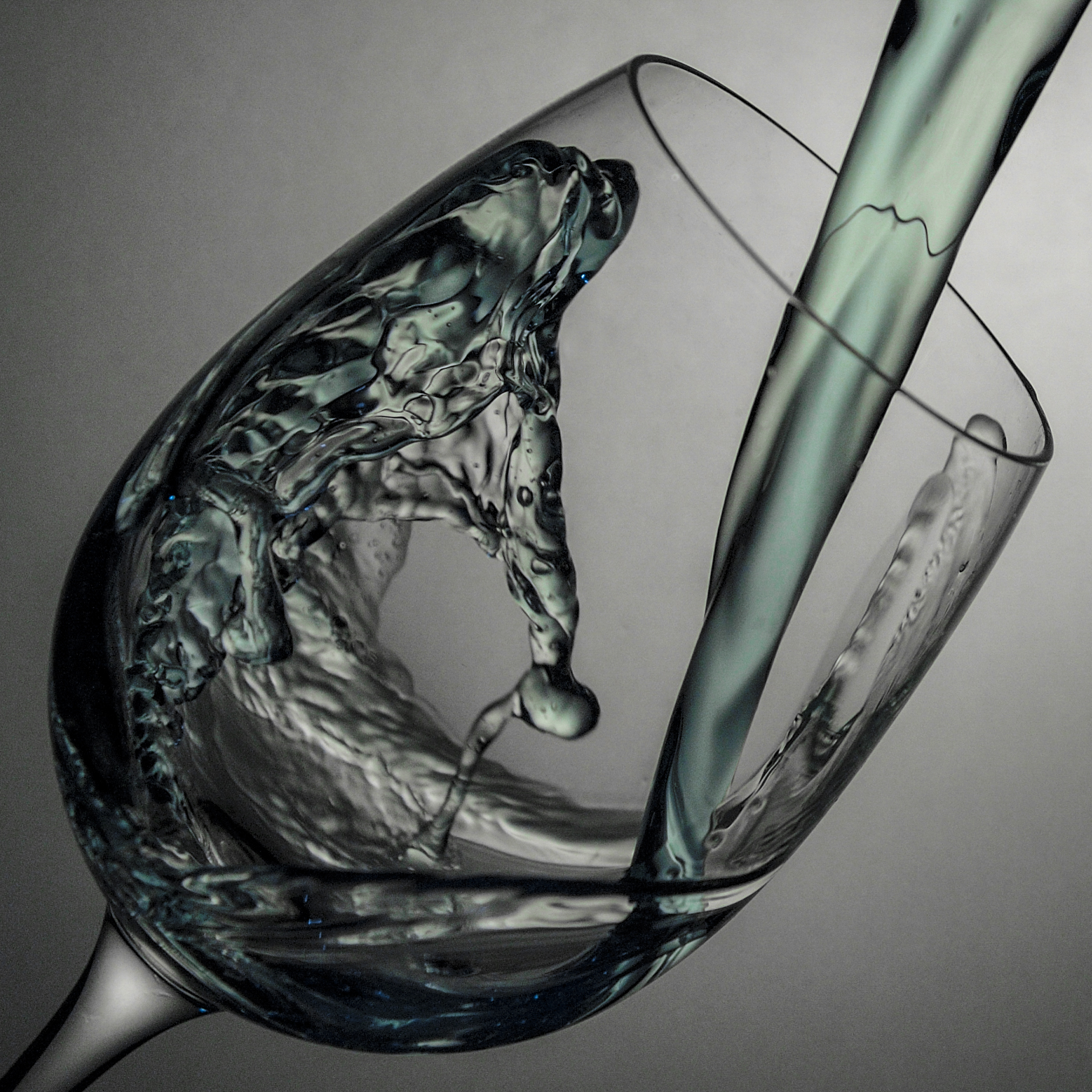 acqua colorata nel bicchiere