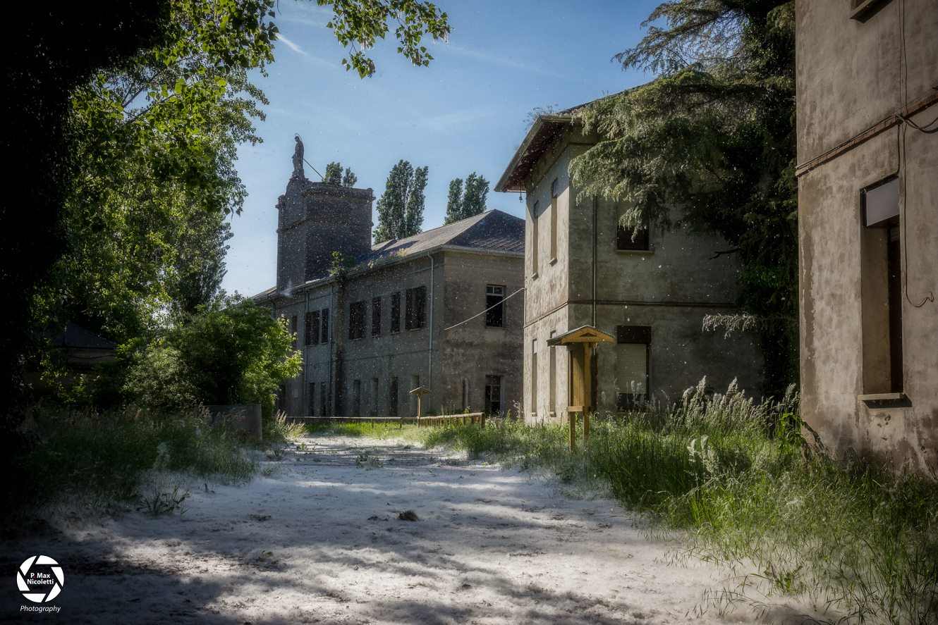 Interior of a psychiatric hospital abbanondato