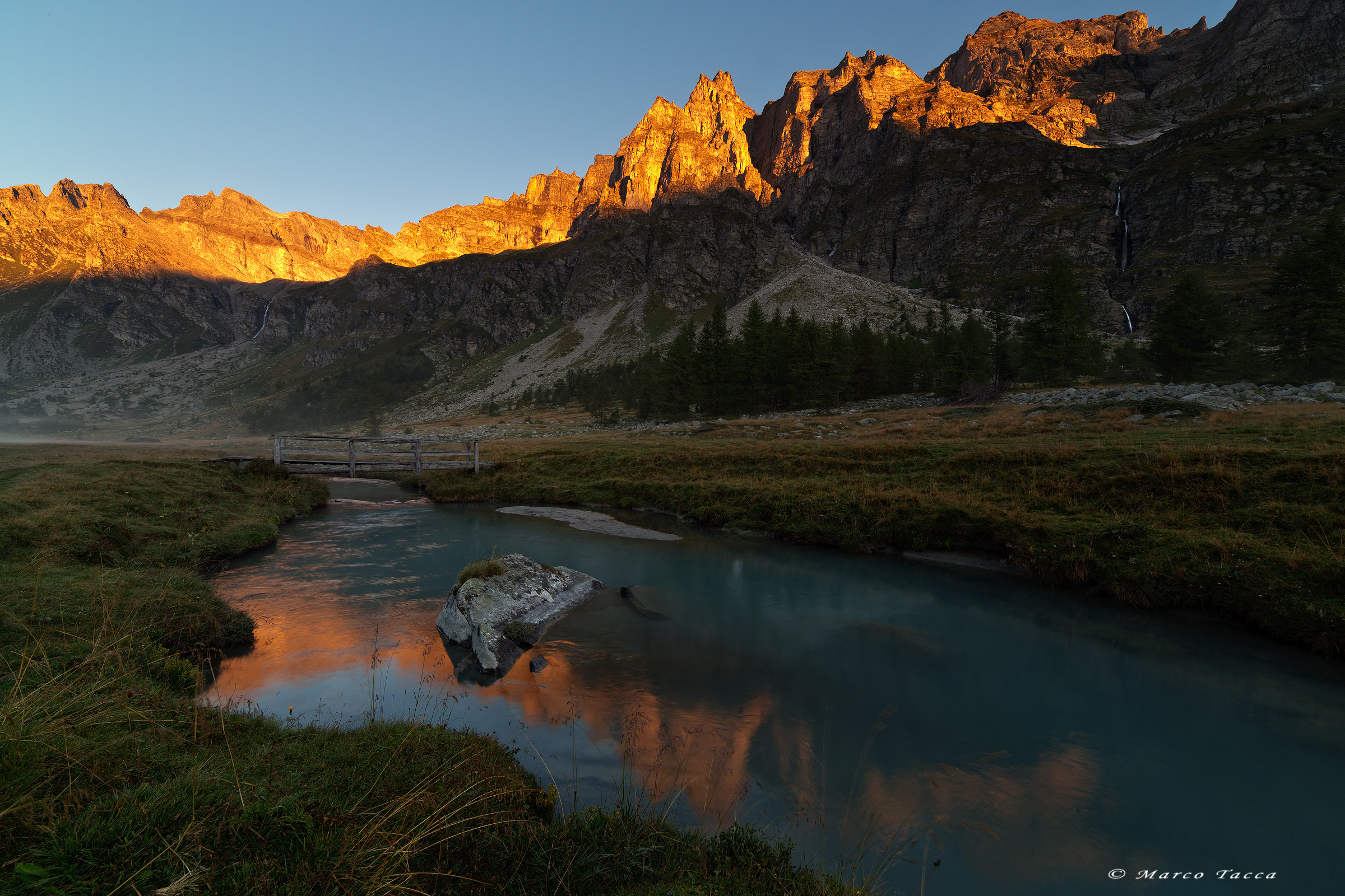 If you look at me I blush ...