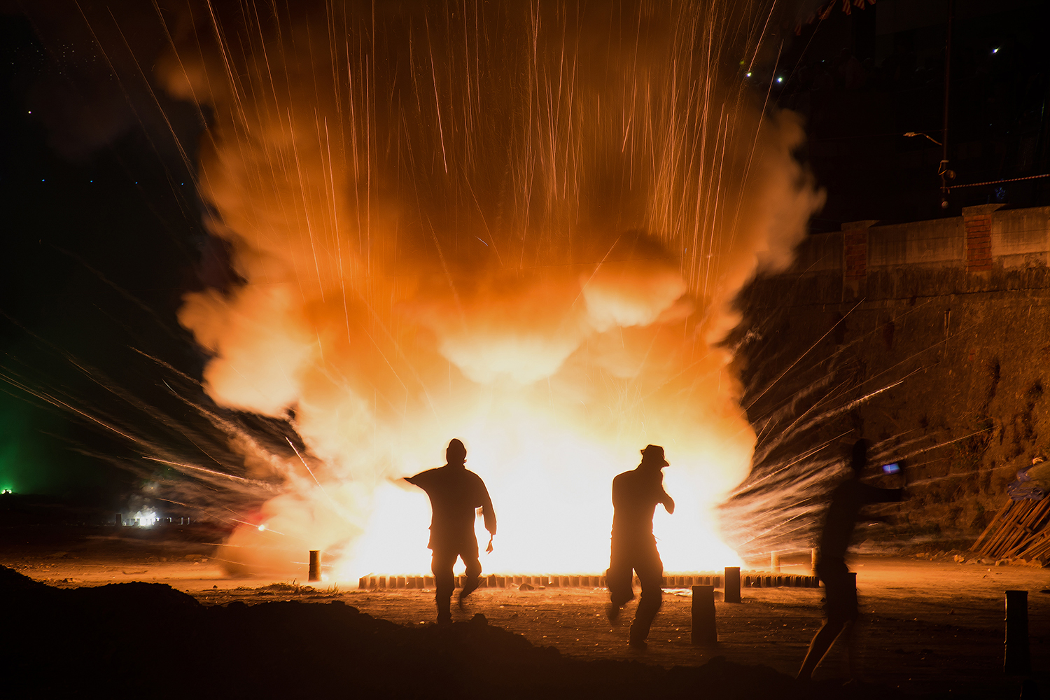 The final explosion (every man for himself)