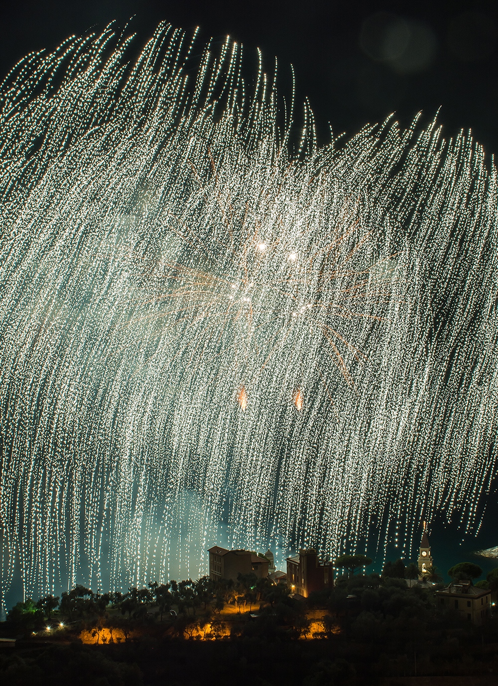 Sotto una cascata di luci