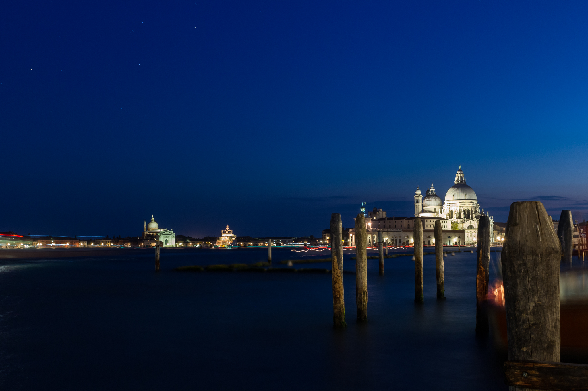 Santa Maria della Salute in lontananza
