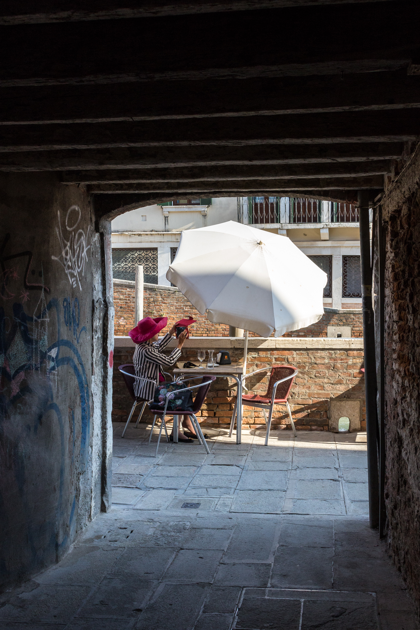 Dal portico... Signora con cappello...