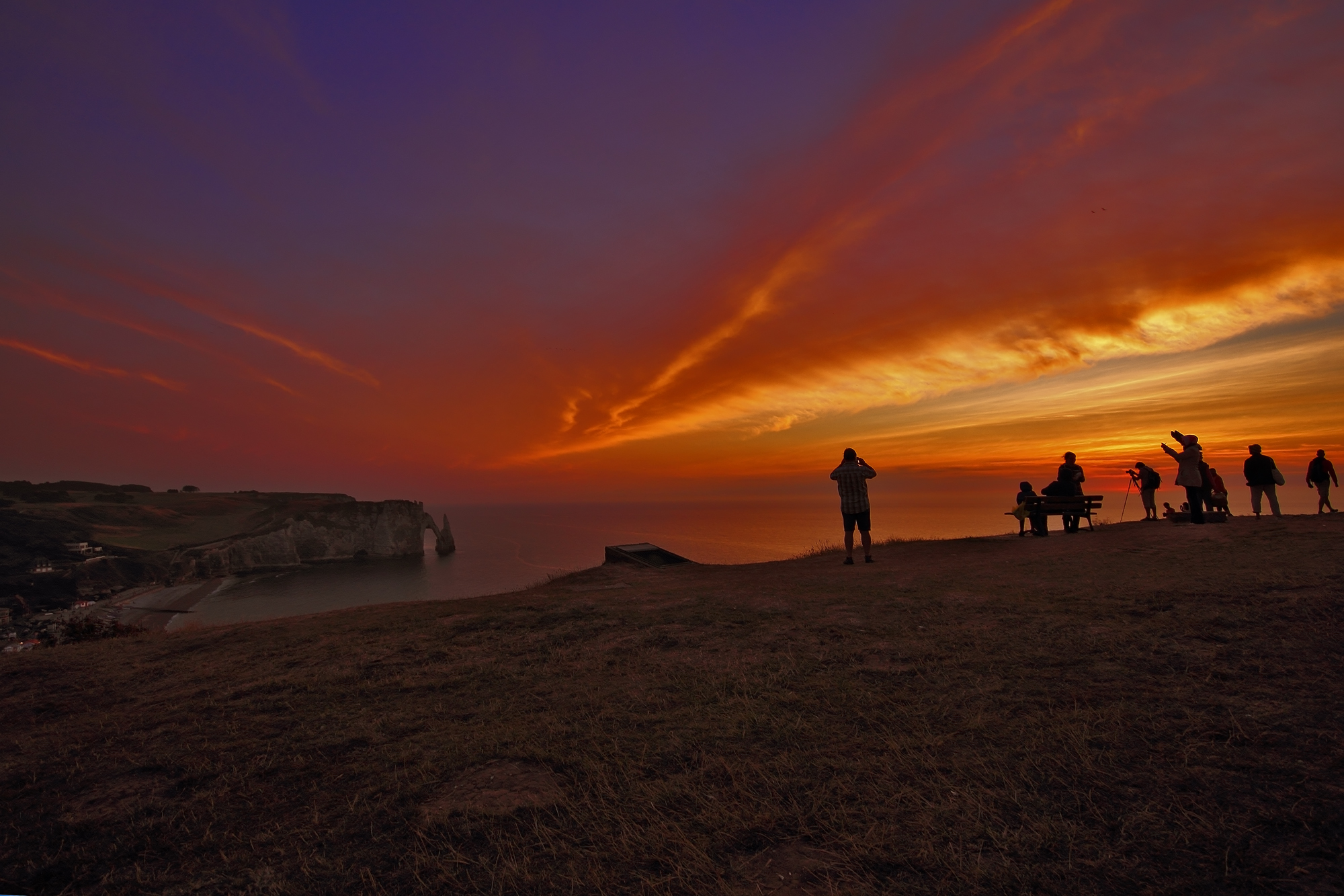 Rosso fuoco su Etretat