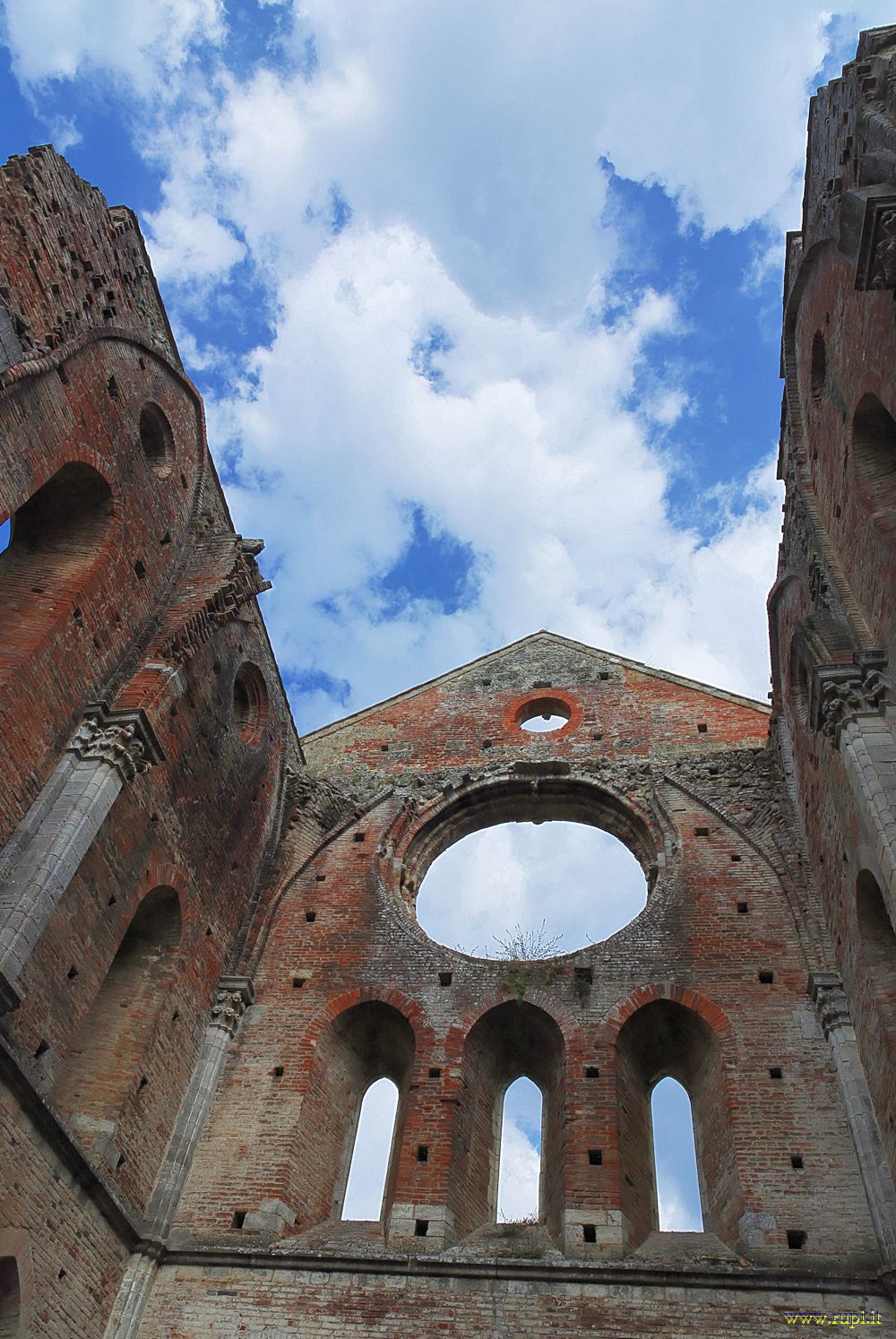 A hug in the world (San Galgano)