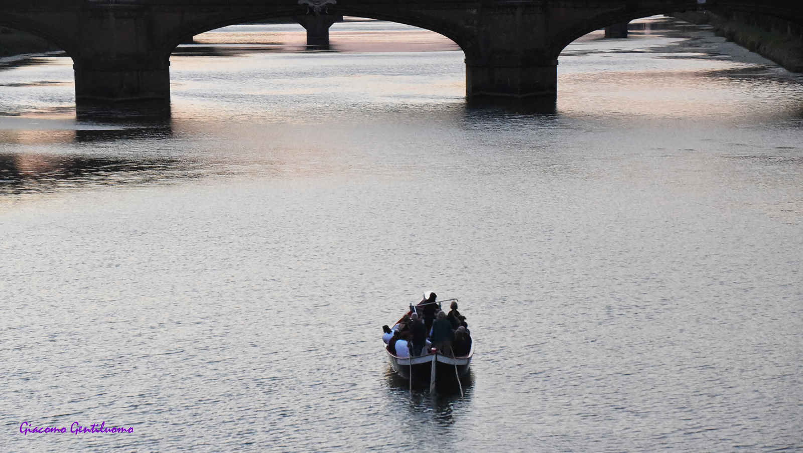 la barca si allontana verso i ponti dell'arno
