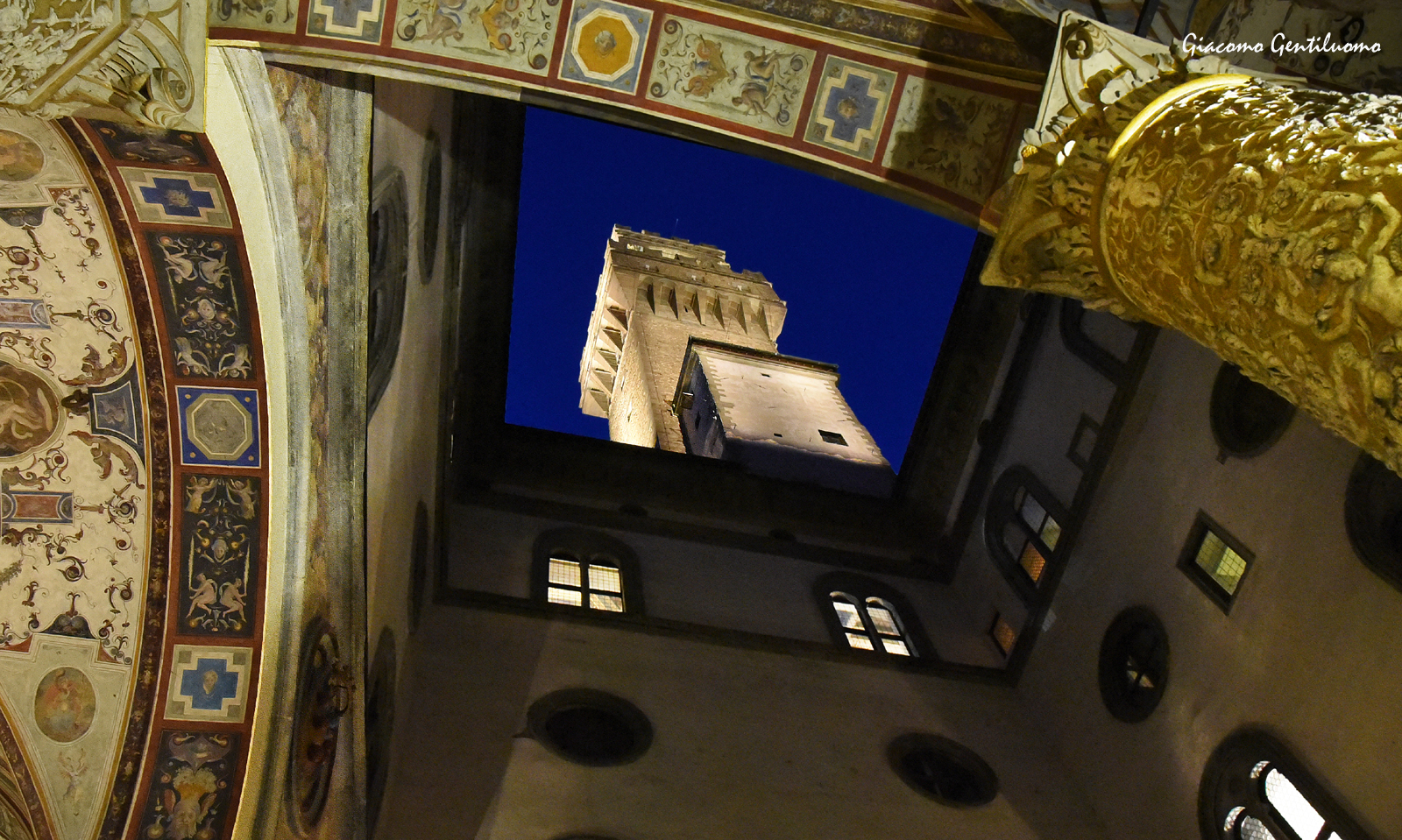 suggestiva inquadratura dal cortile di palazzo vecchio