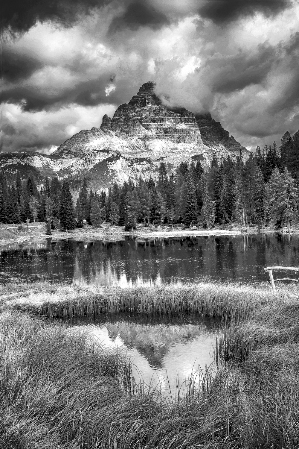 Le  Tre Cime di Lavaredo viste al lago Antorno