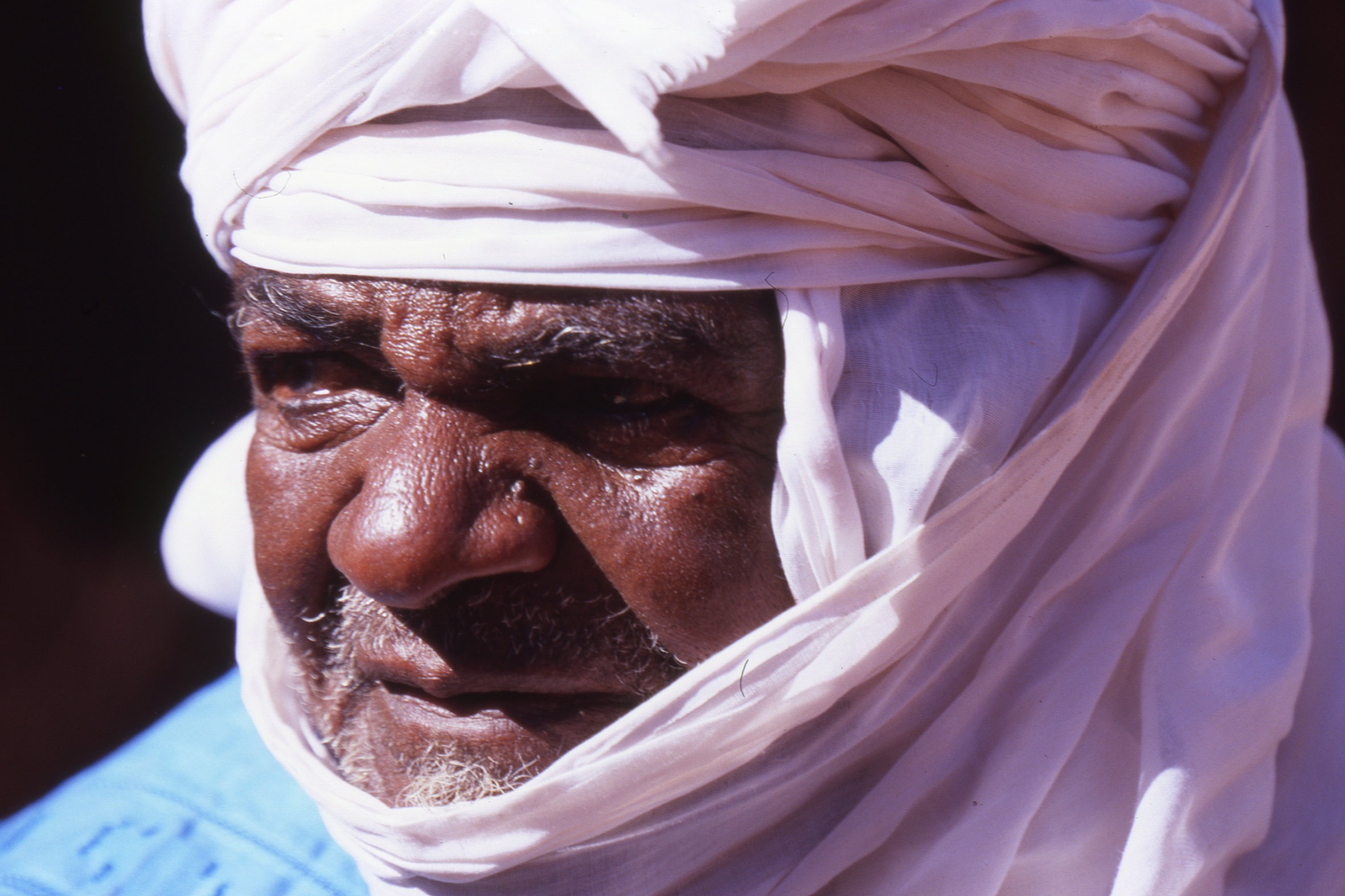 elderly guide (Sahara)