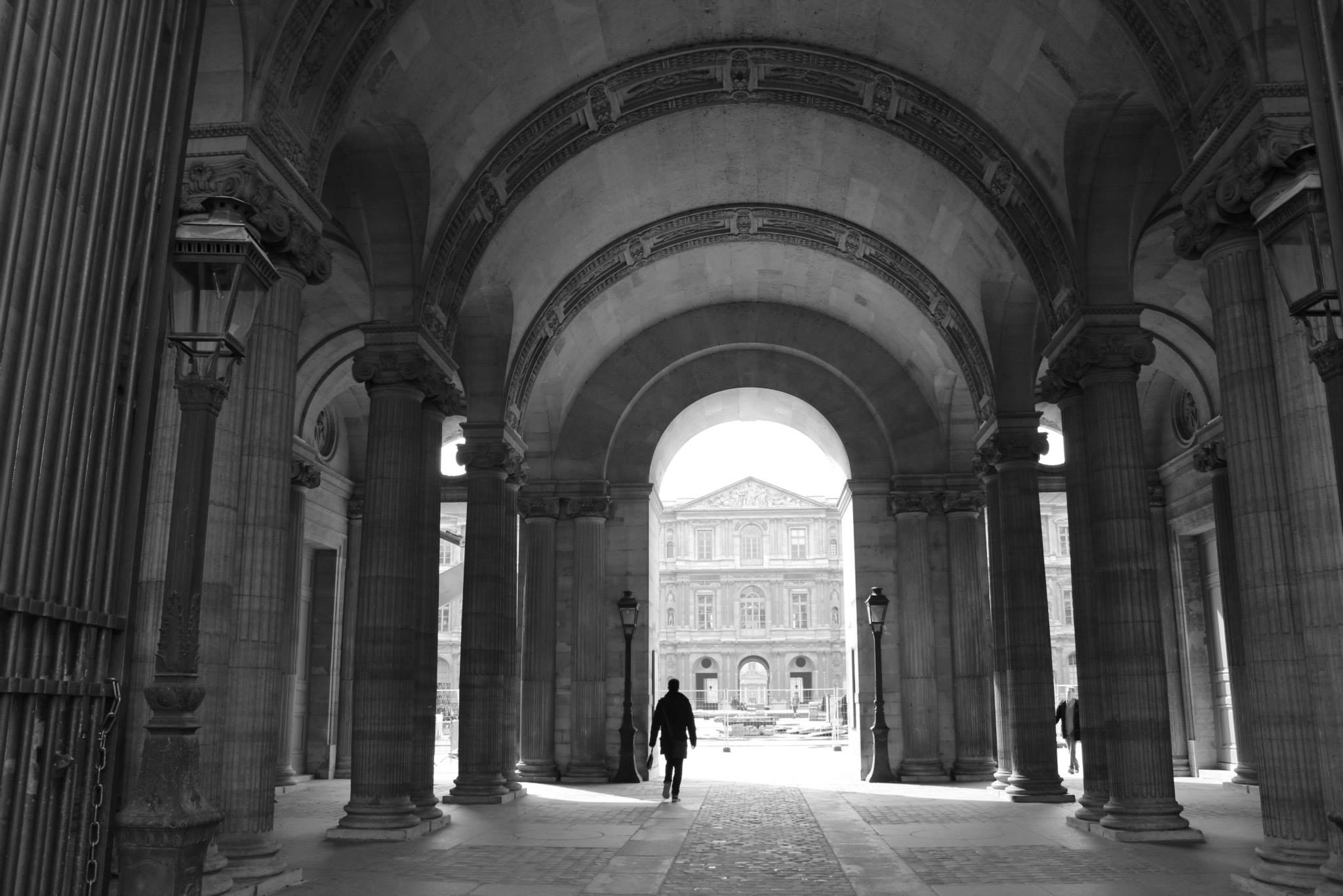 a las puertas del Louvre