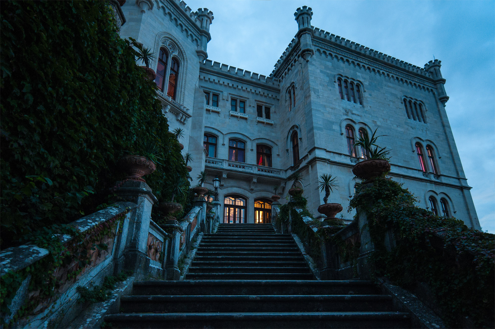 Evening return to the castle