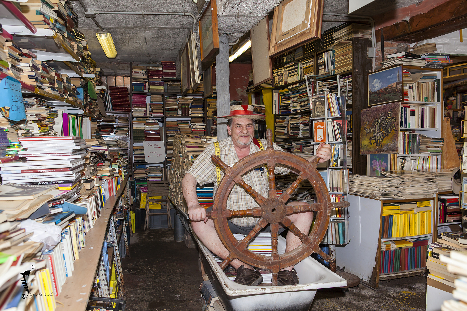 Interior library Acqua Alta "Luigi" the casanova