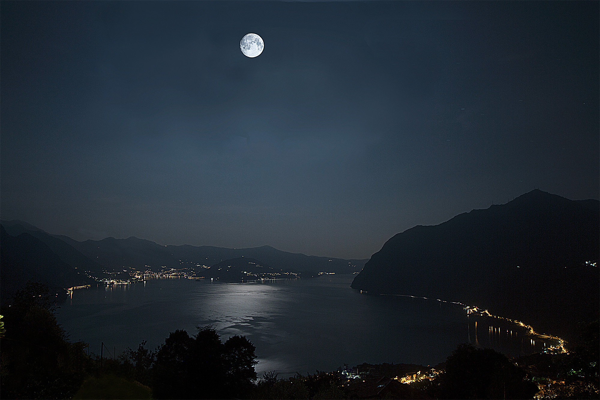 Luna sul lago d'Iseo - Vista da Solto Collina