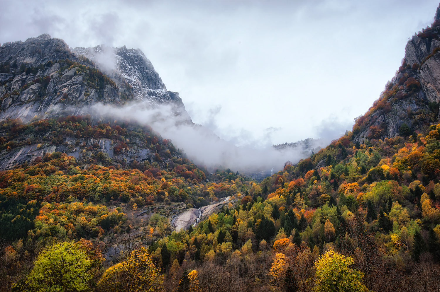 Foliage e Nuvole in Val di Mello