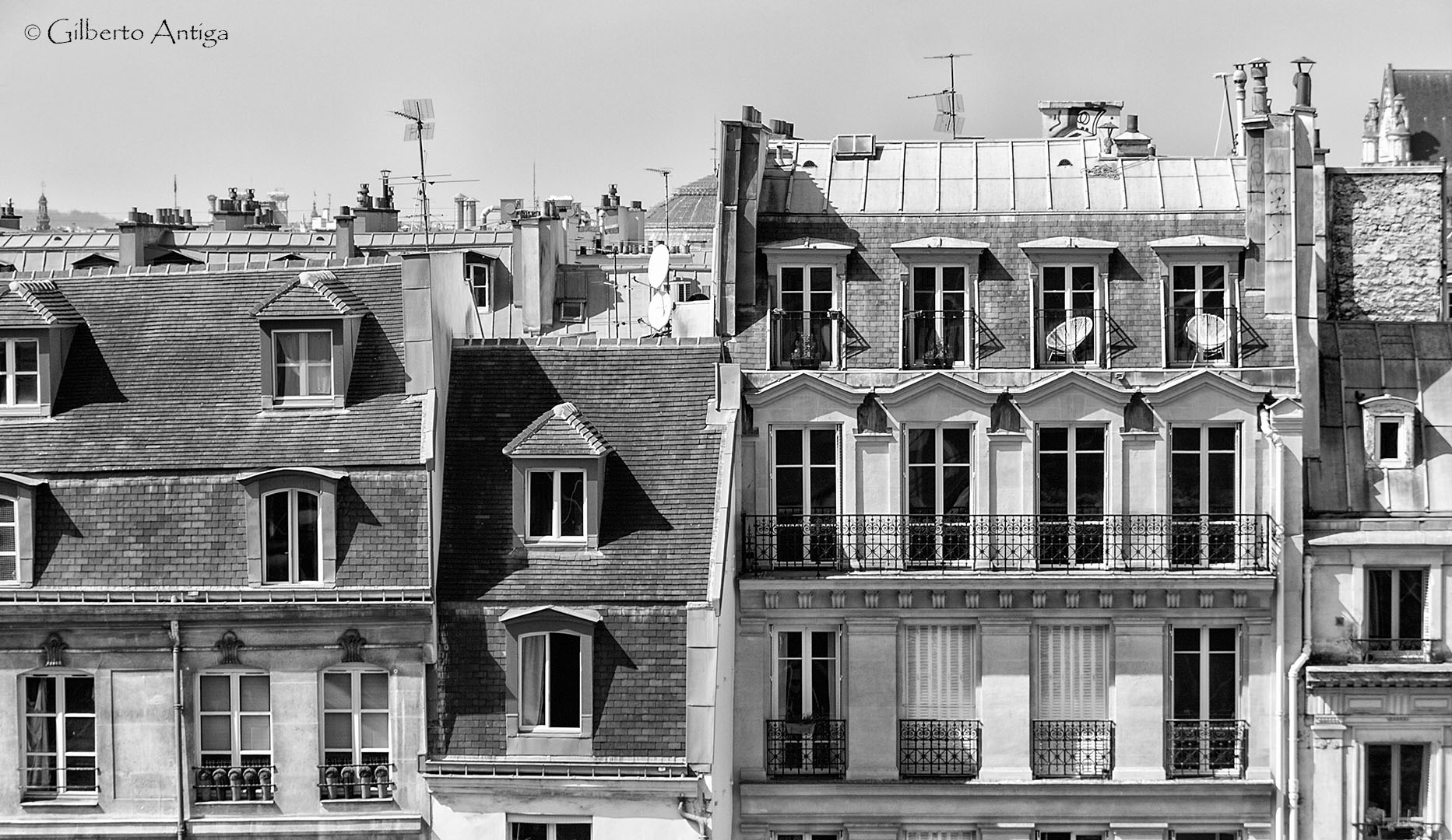 Flying between the roofs of Paris