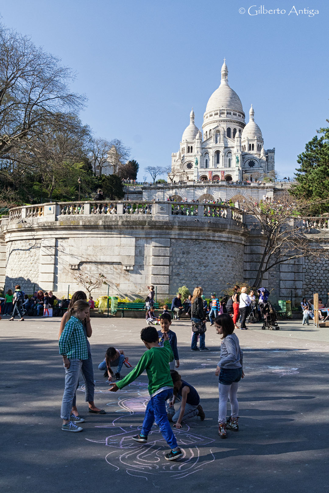 Children playing at the foot of the basilica (Montmartre