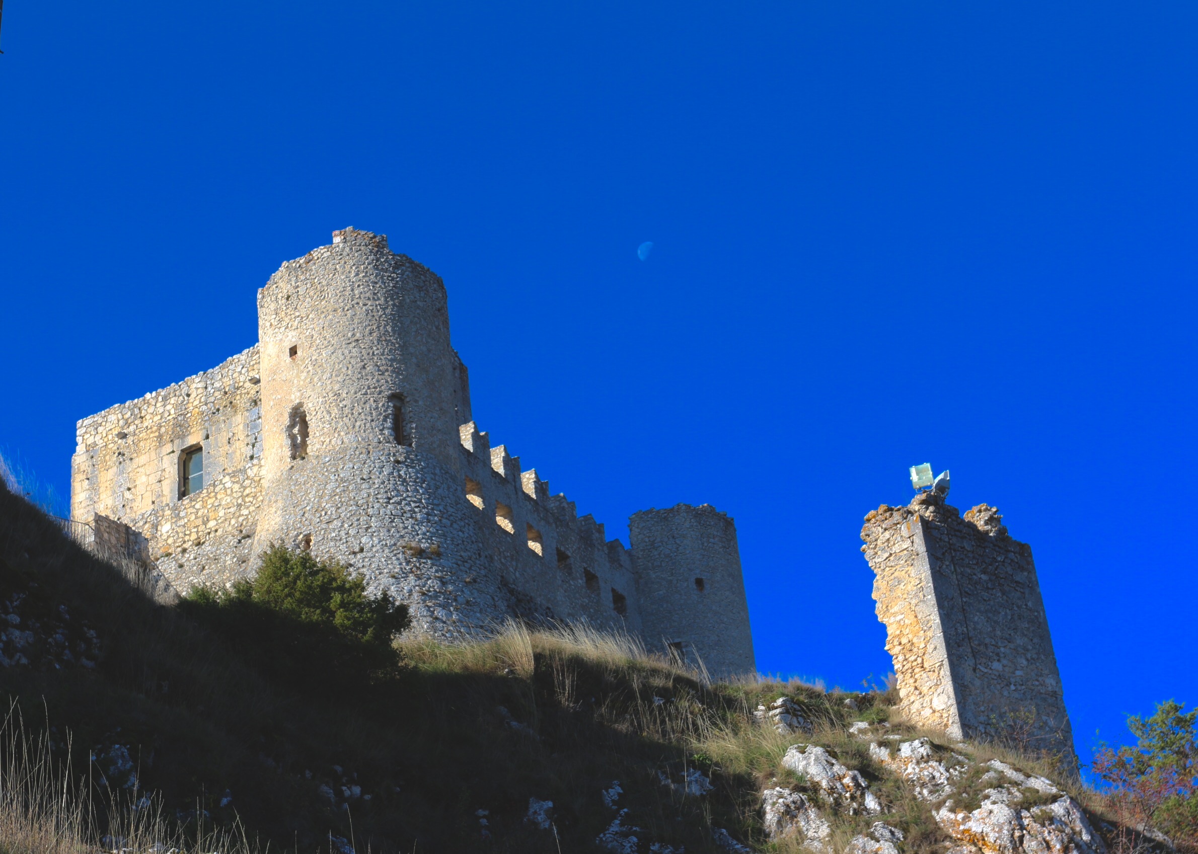 Calascio, la Rocca e la luna.