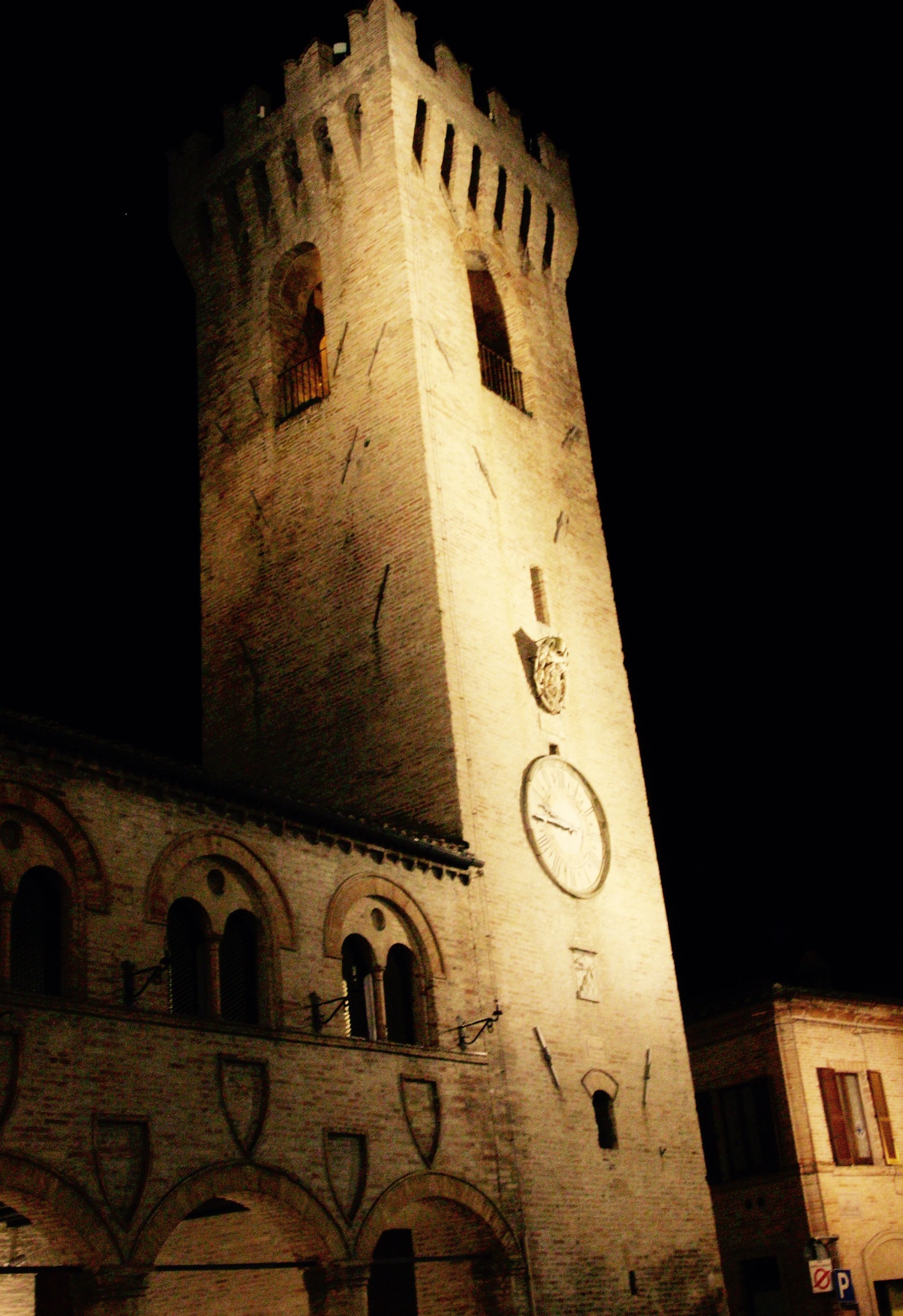 Campanile con orologio.