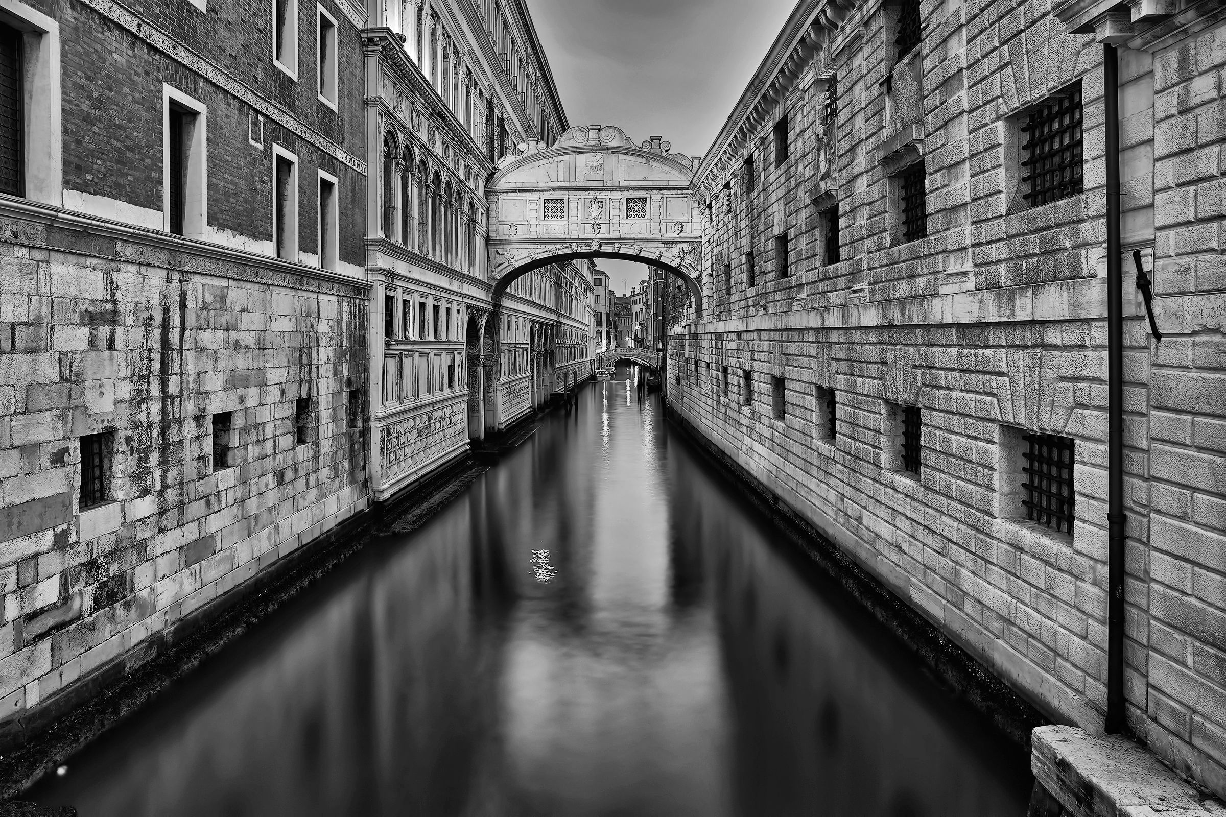 The light of dawn on the bridge of Sighs B / W