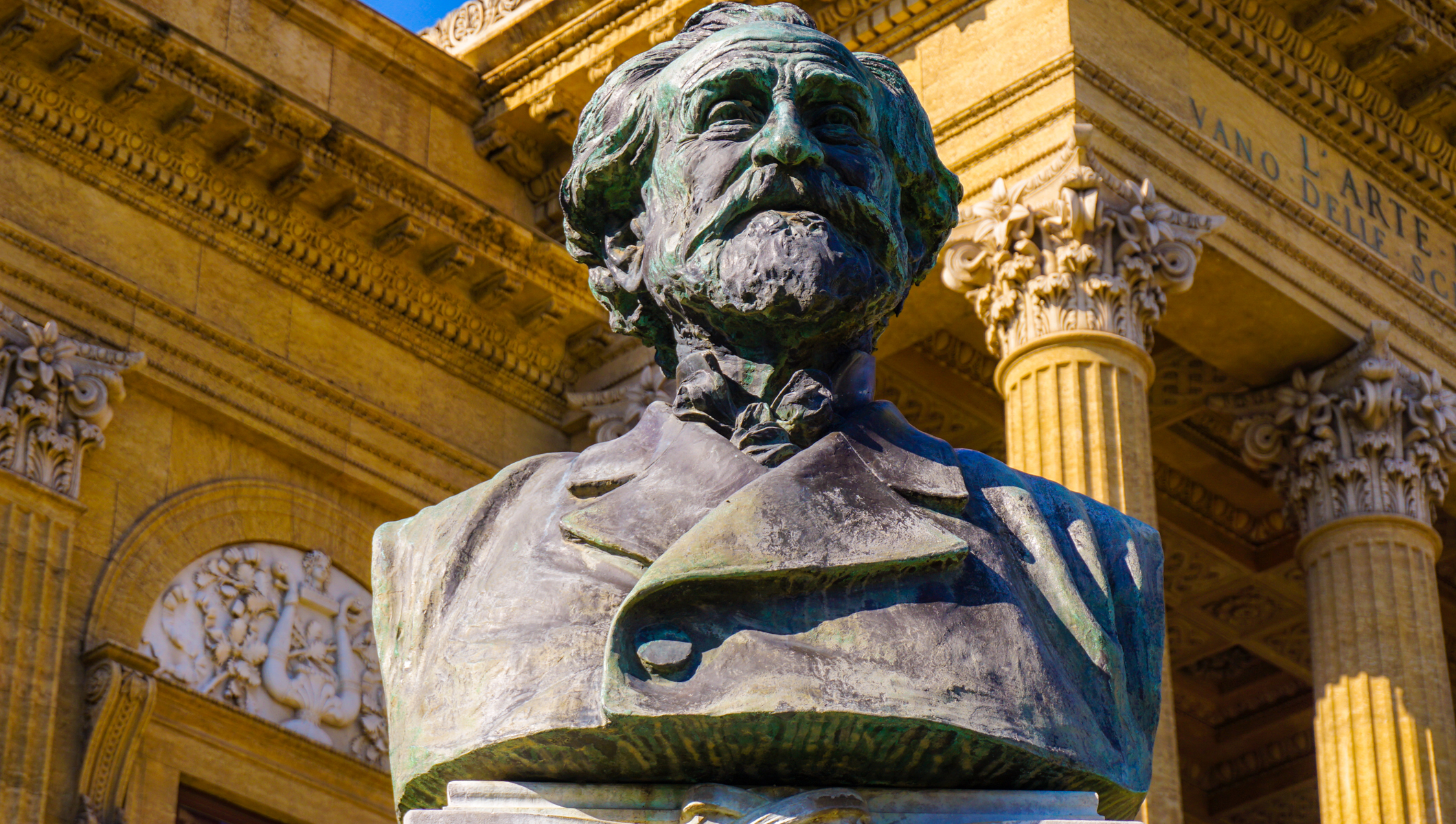 Statue at the Teatro Massimo (Pa)