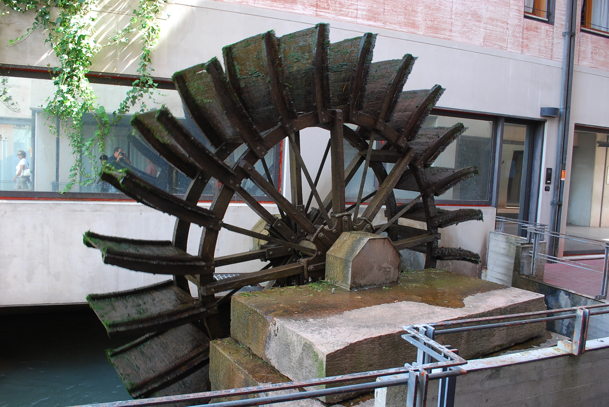 A qualcuno gira... ancora