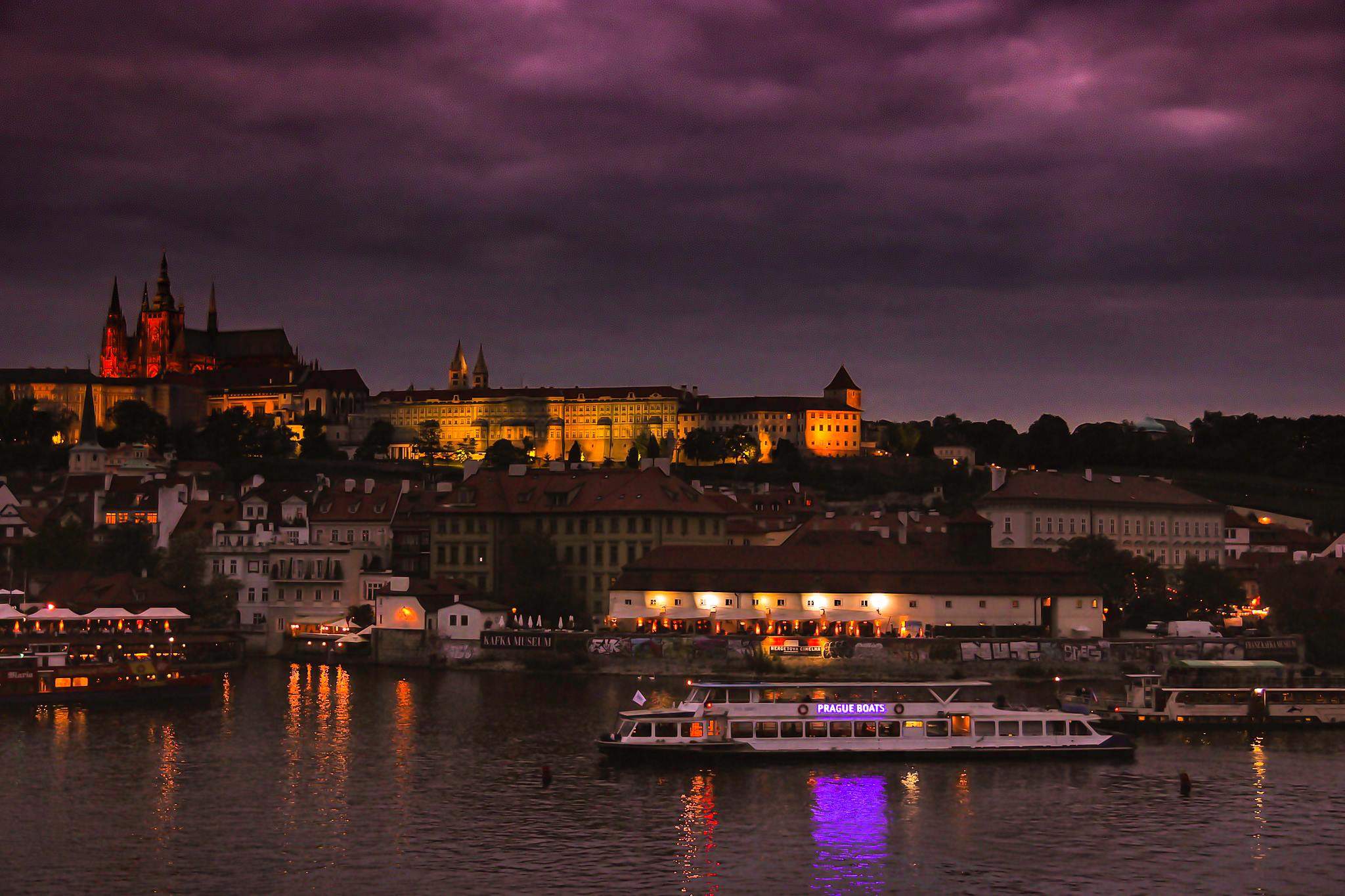 Praga,tramonto sul fiume.