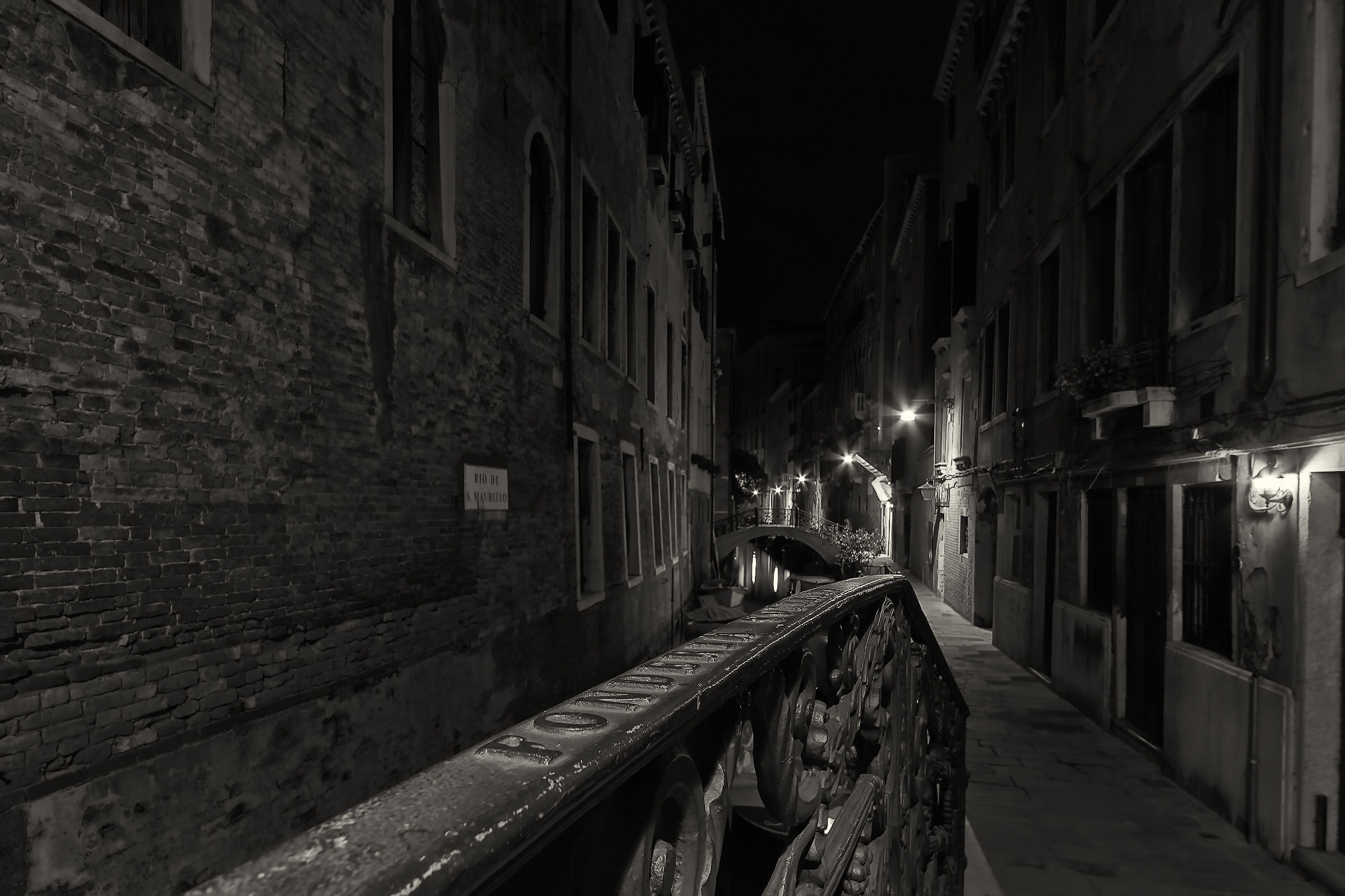 To the streets of Venice at night