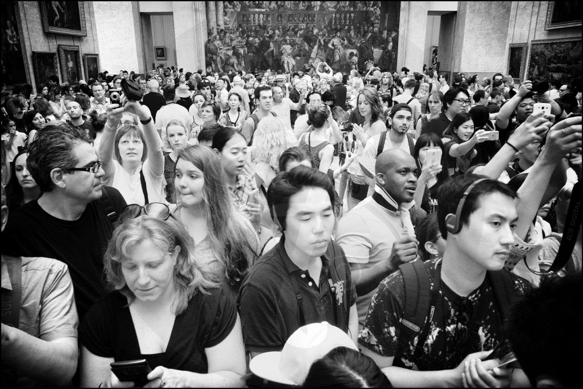 The world photographing the Mona Lisa