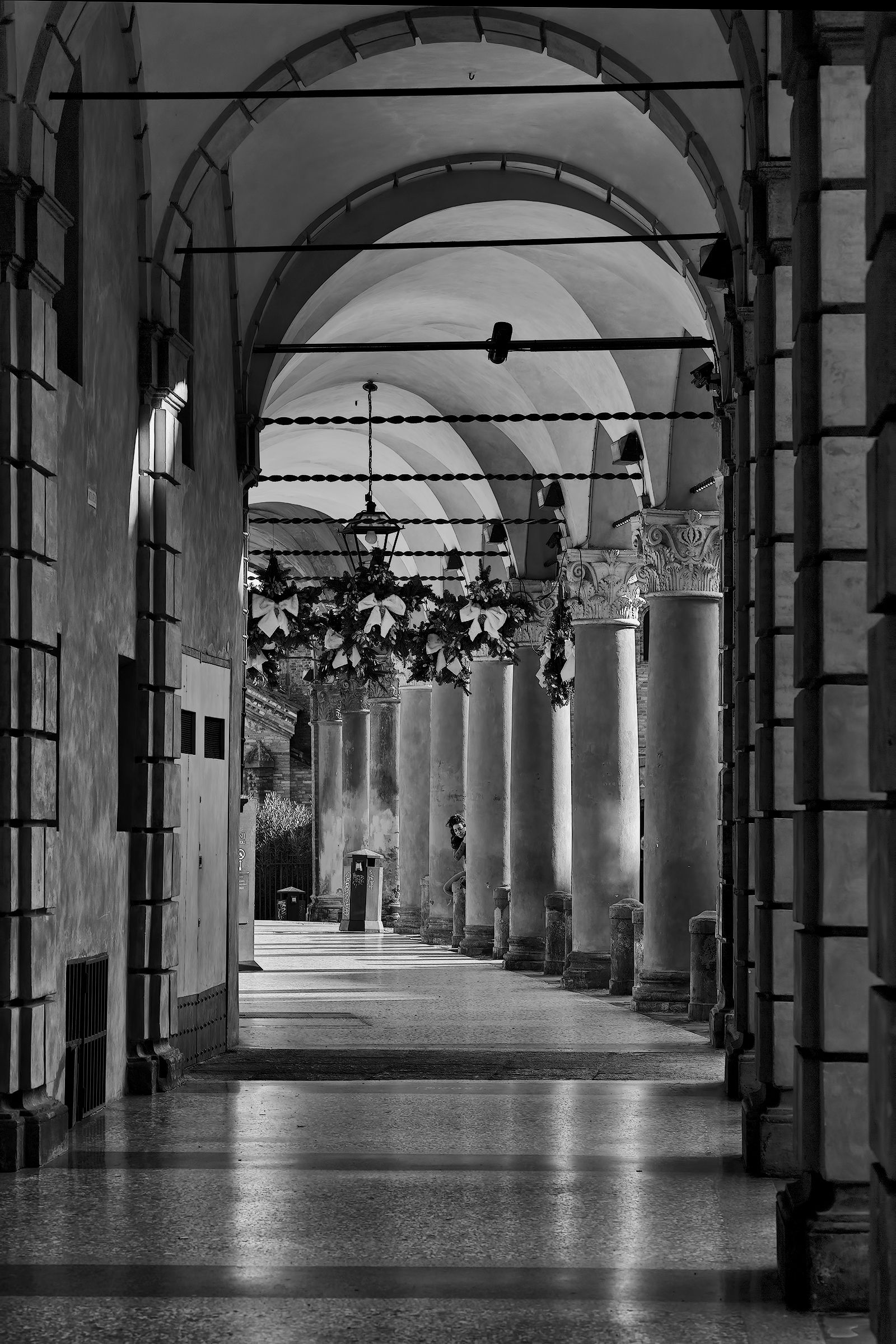 A spasso per i portici di Bologna B/W