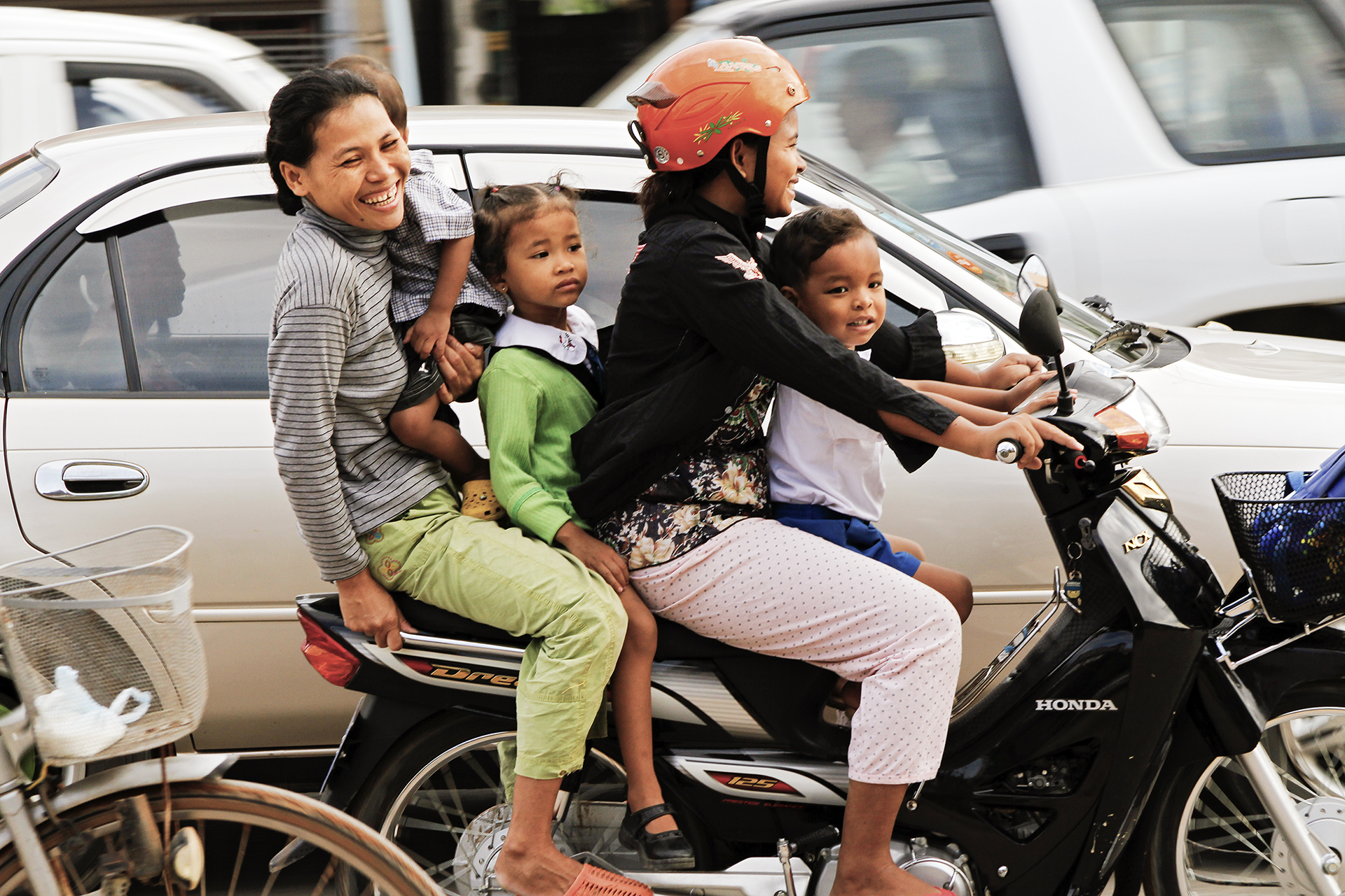 Però la guidatrice indossa il casco...
