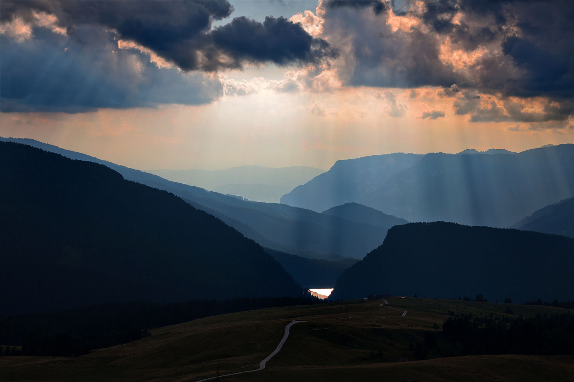 in lontananza i laghetti colbricon - 08/08/2012