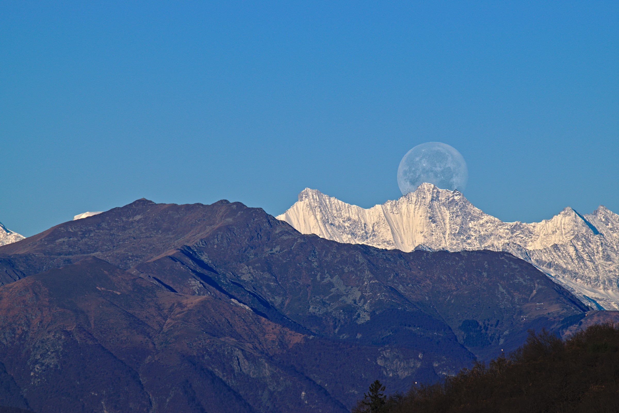 La luna tramonta... all'alba