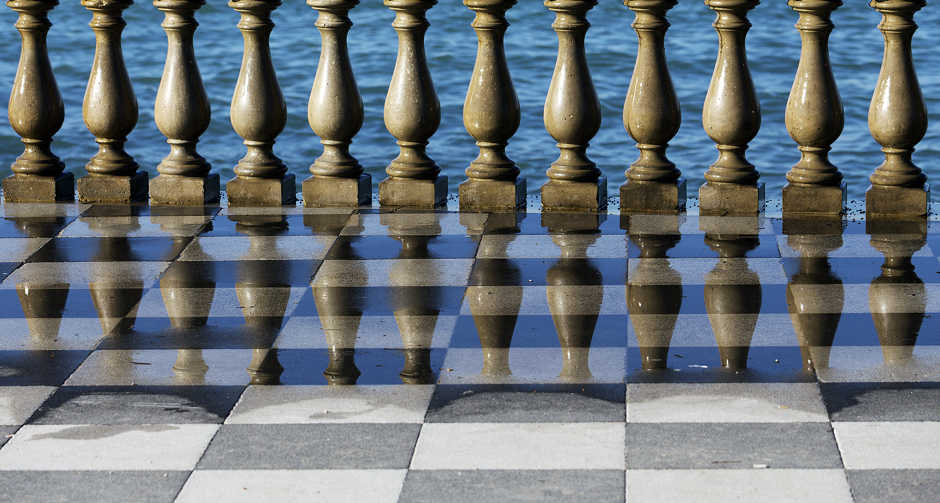 Pedoni sulla scacchiera in riva al mare...