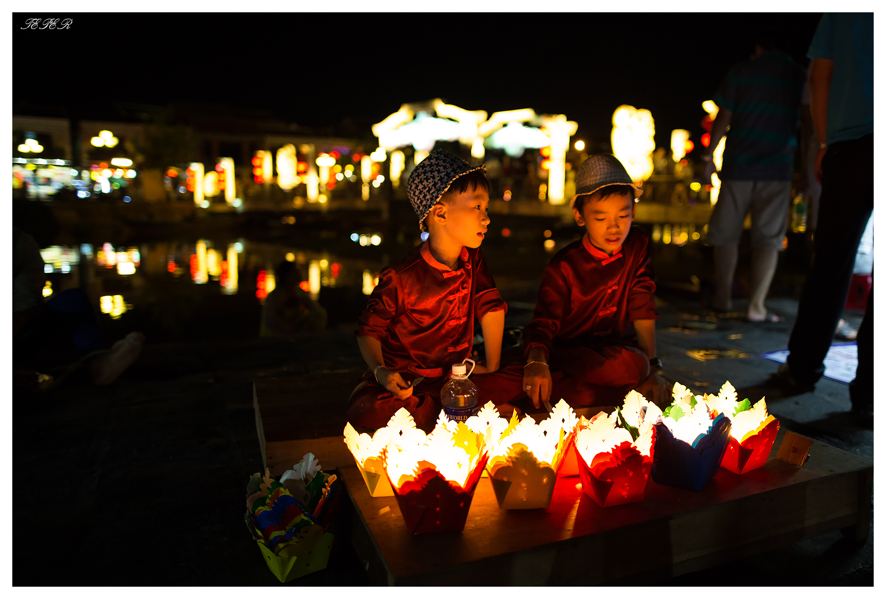 Kids selling lanterns
