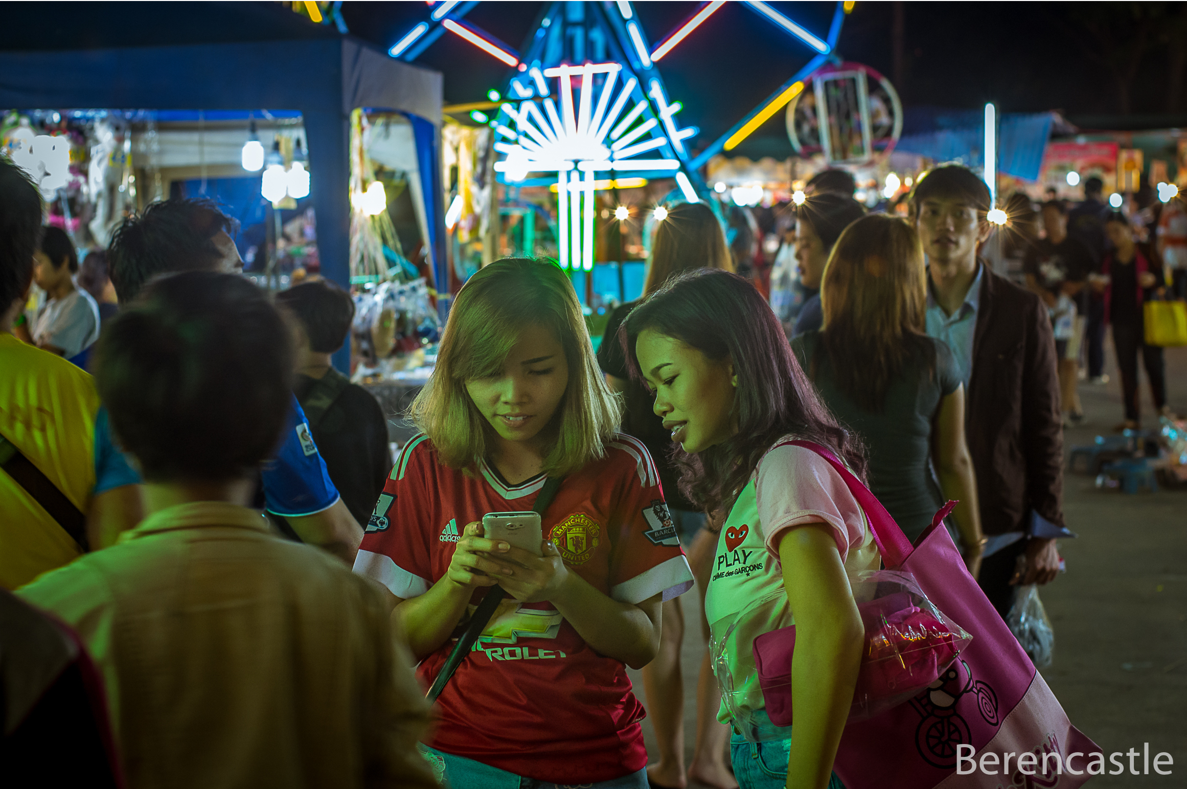 ragazzine alla festa di quartiere