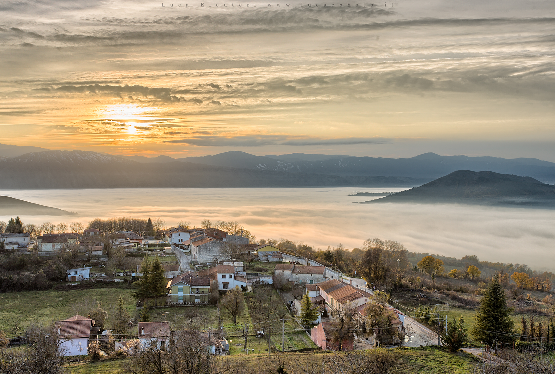 Albe che si affaccia su un mare di nebbia (Abruzzo)