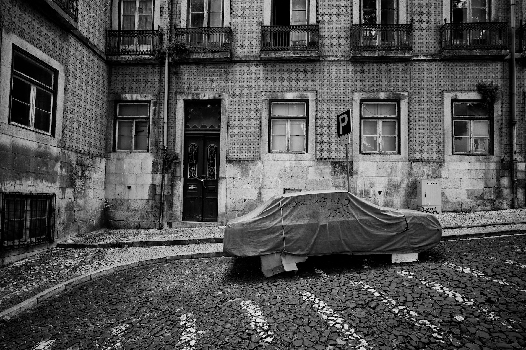 The Car - Alfama
