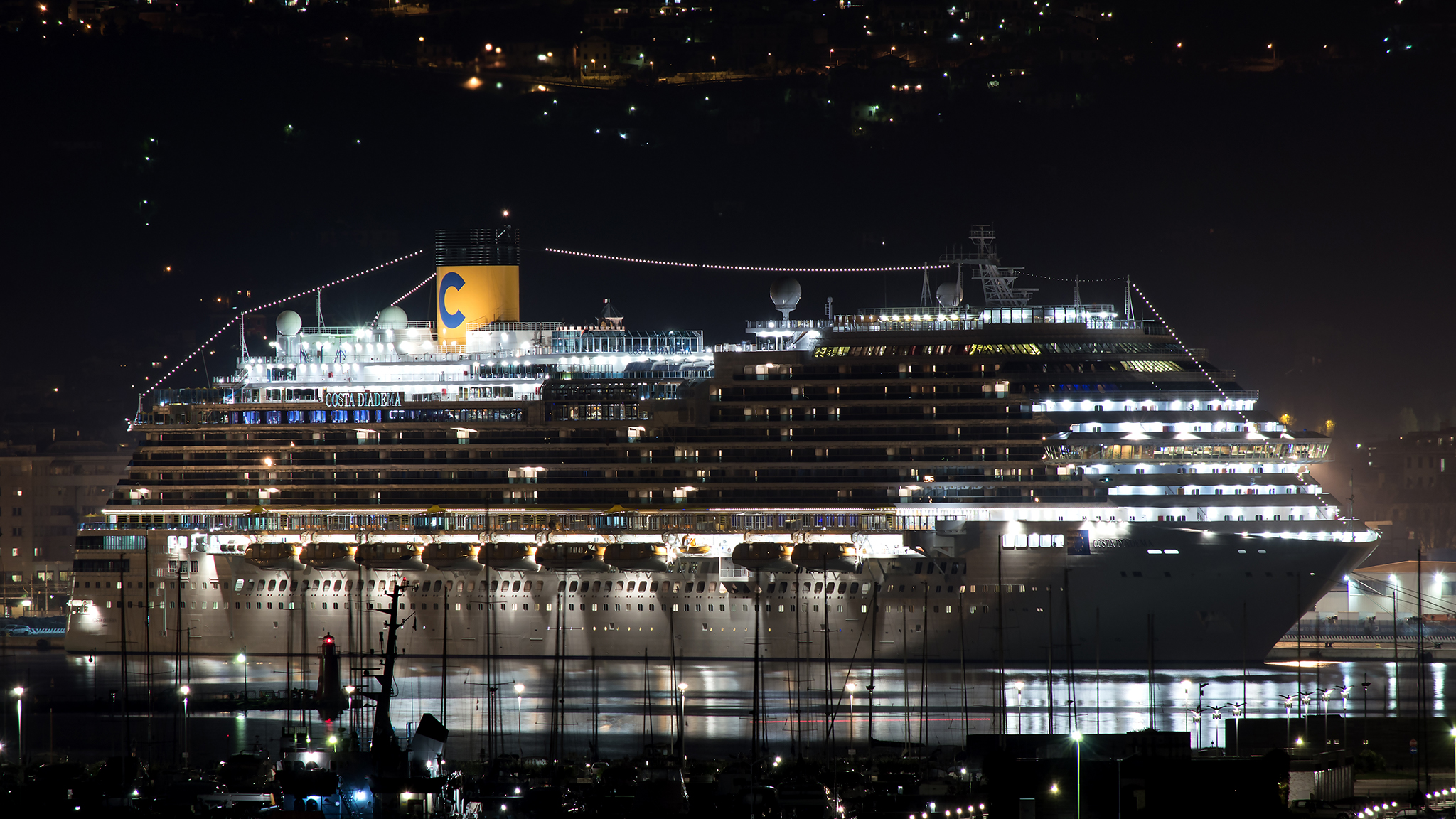 Un nuovo albero di Natale nel Golfo