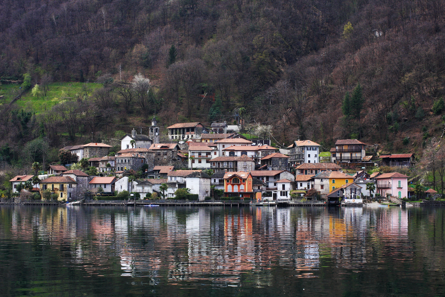 villaggio sul lago d'orta
