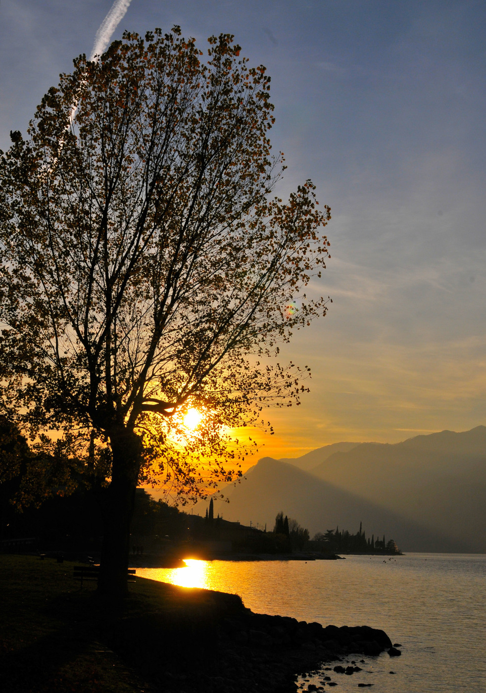 Sunshine, water and.....flare on Garda.