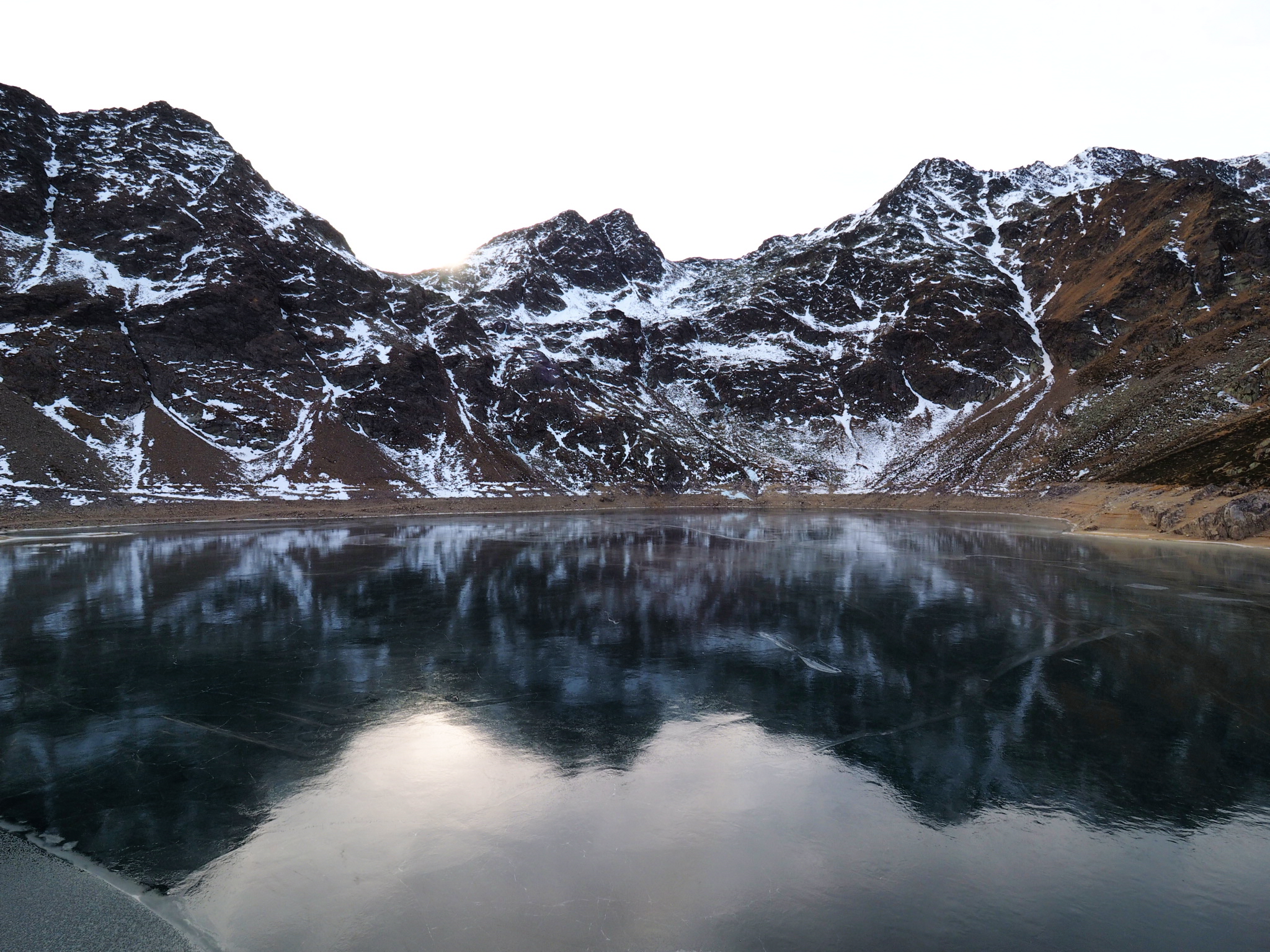 Tramonto ghiacciato al lago Quaira