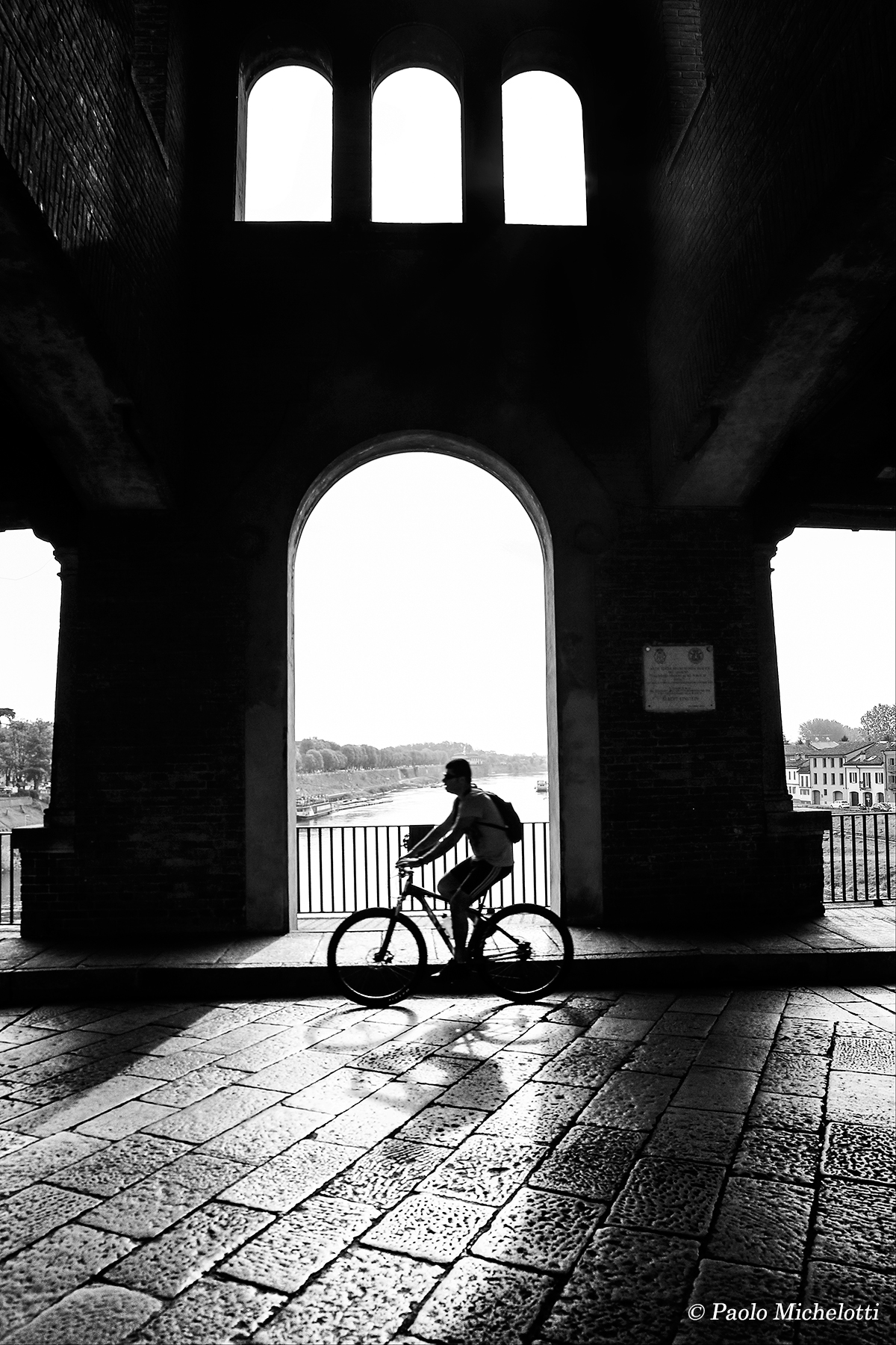 Pedalare sotto il Ponte Coperto