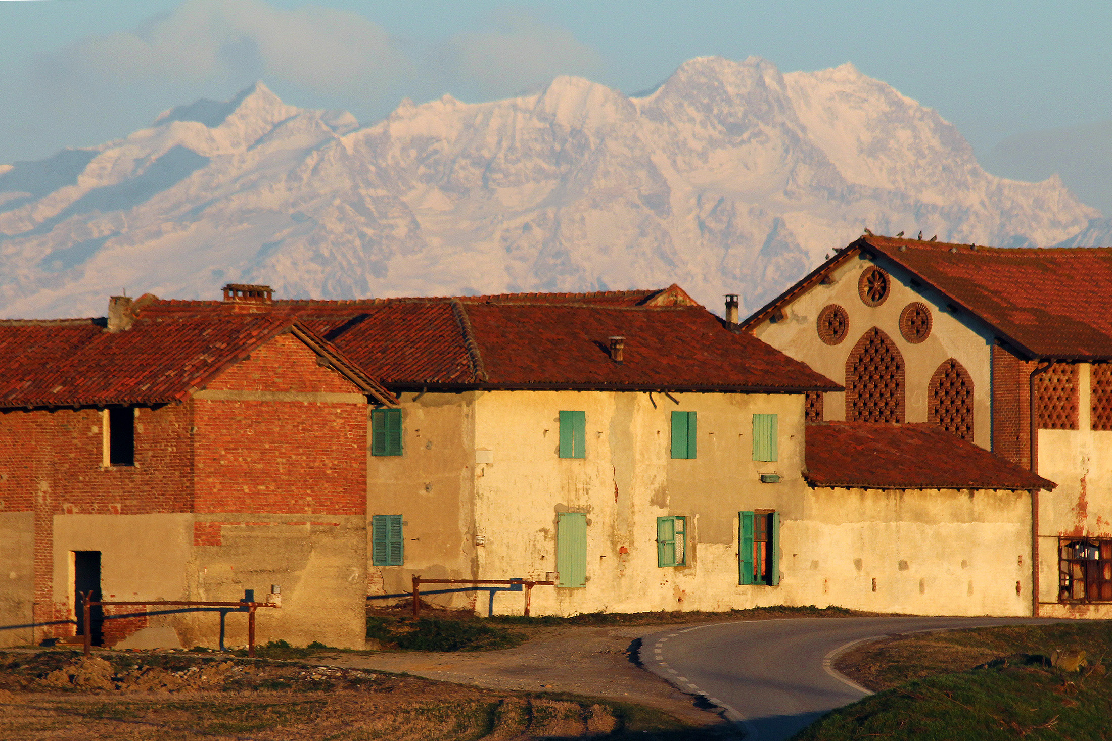 Prime luci sul Rosa e sulla cascina