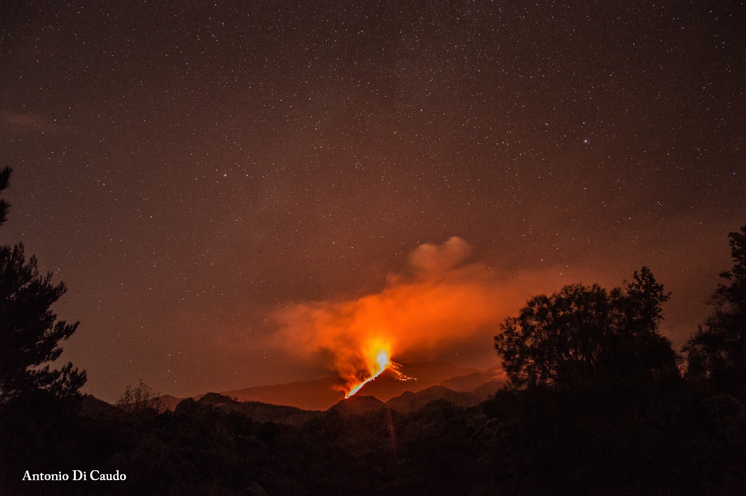 Etna eruption, under the stars