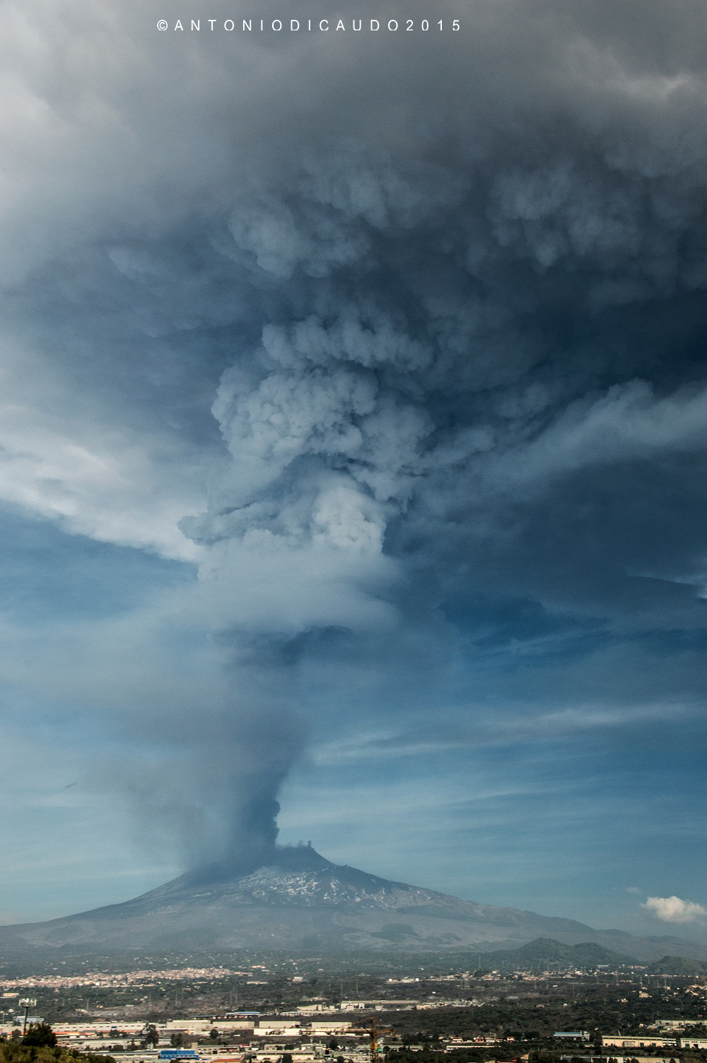 Etna eruption chasm