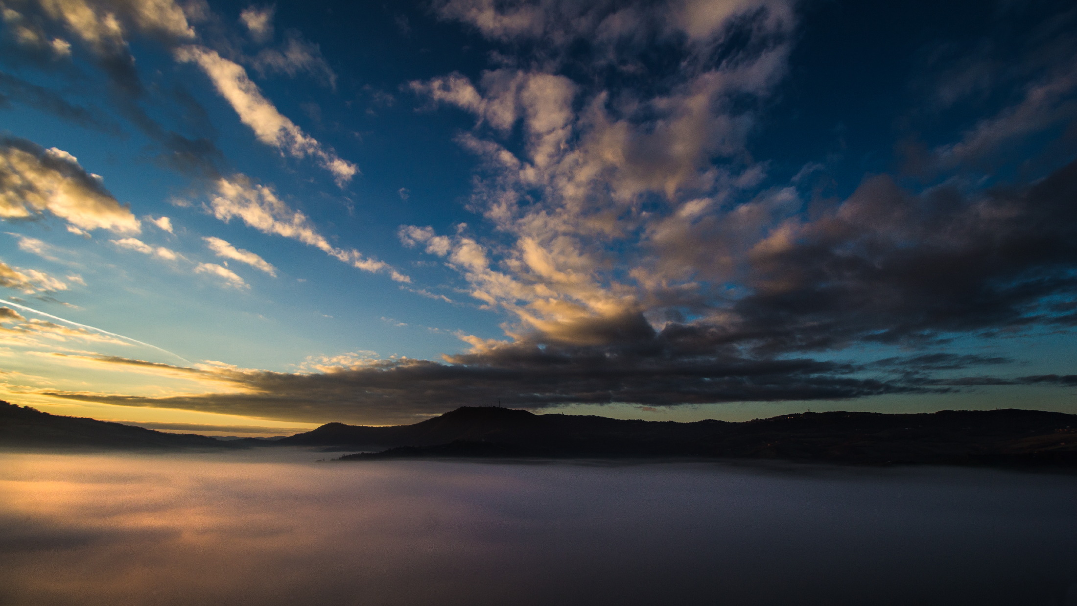 La nebbia agl'irti colli