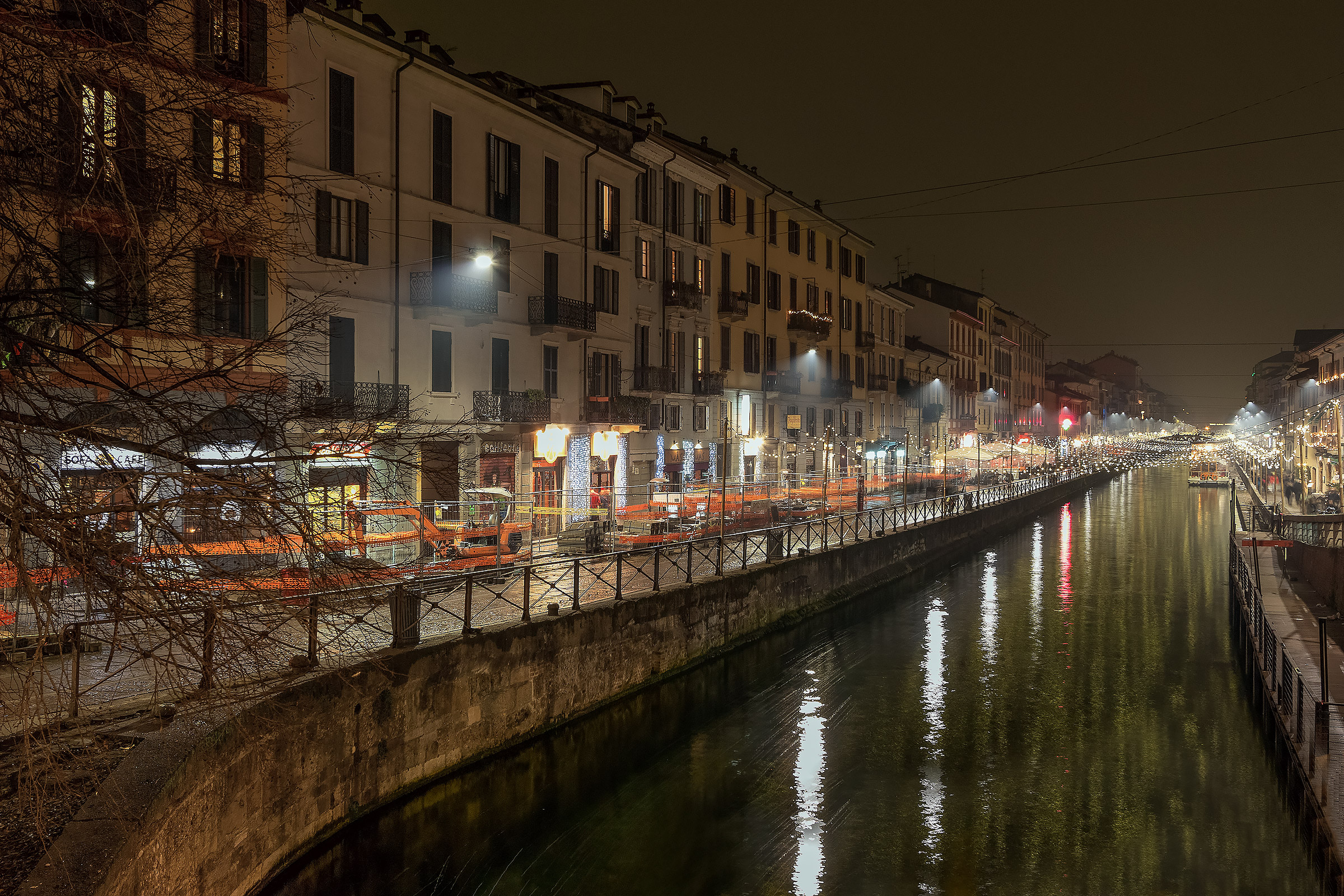 Aria di festa ai navigli ma..... con lavori in corso.