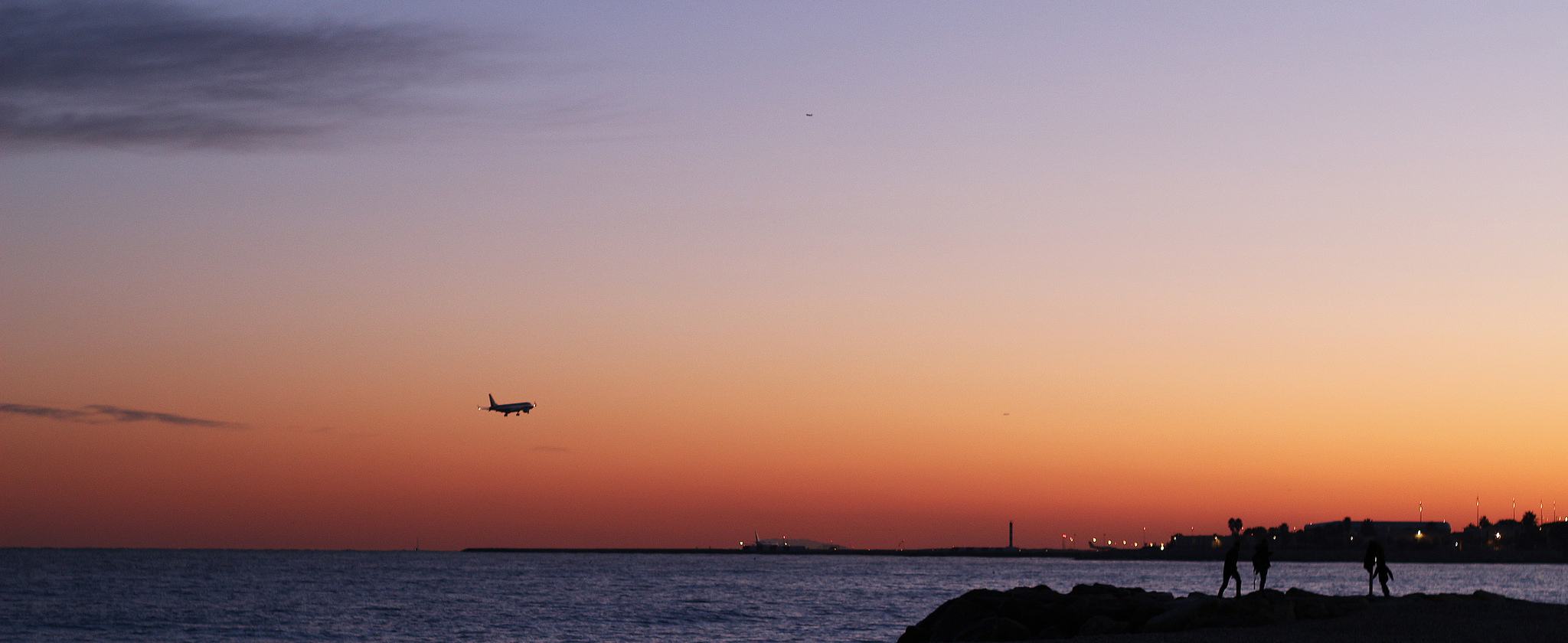Promenade des Anglais e aeroporto di Nizza al tramonto